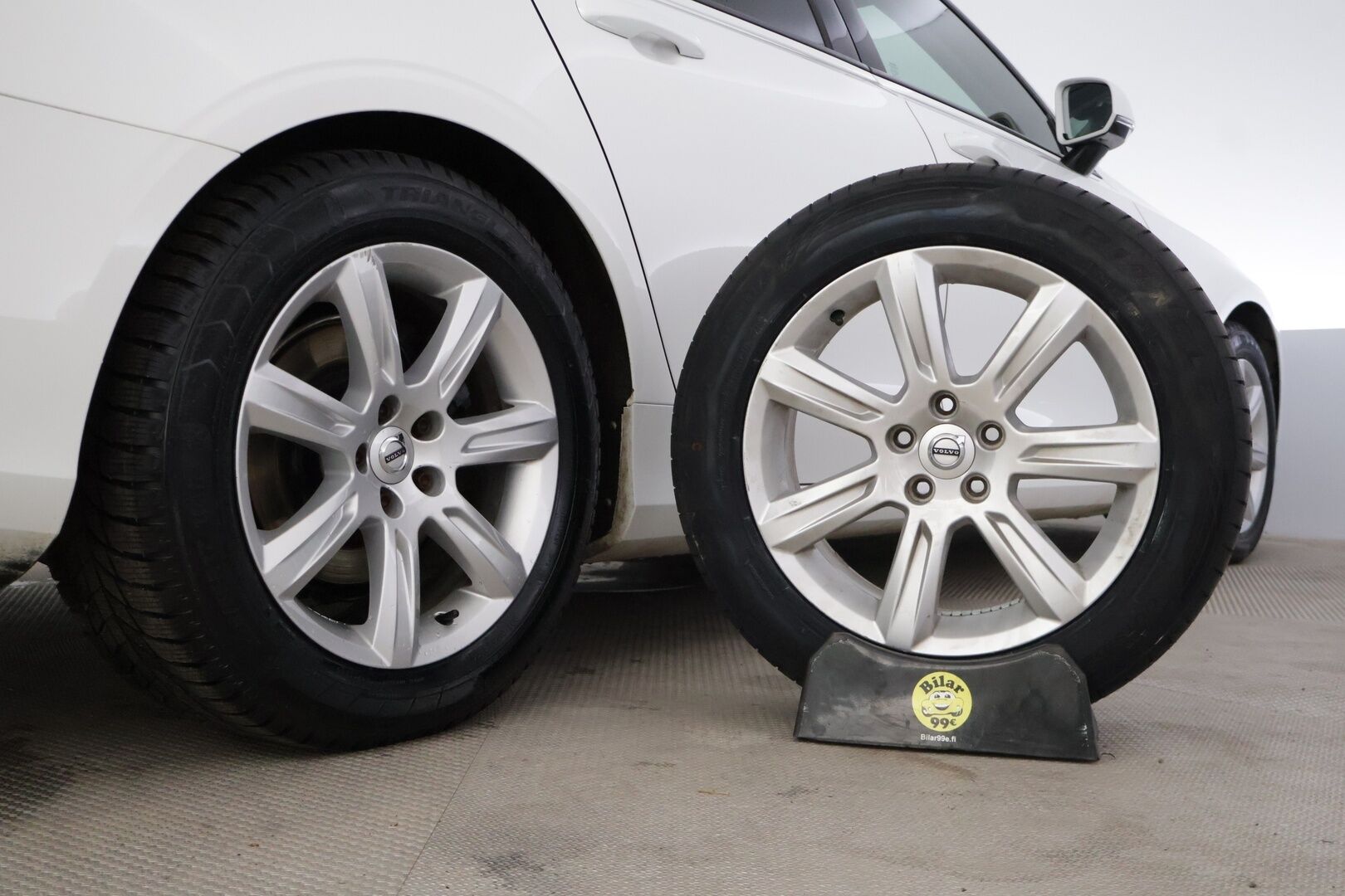 Volvo V90 2017 D3 Momentum aut * Adapt. Cruise / LED / S.Koukku / Webasto / Tutkat * - *Jakohinha vaihdettu 12/25 / 2x Uudet renkaat Volvon alu vanteilla / Juuri katsastettu / Uusi Tuulilasi / Ei ole AdBlue järjestelmää * - HULLUT JOULUT KORKOTARJOUS 2,49% 