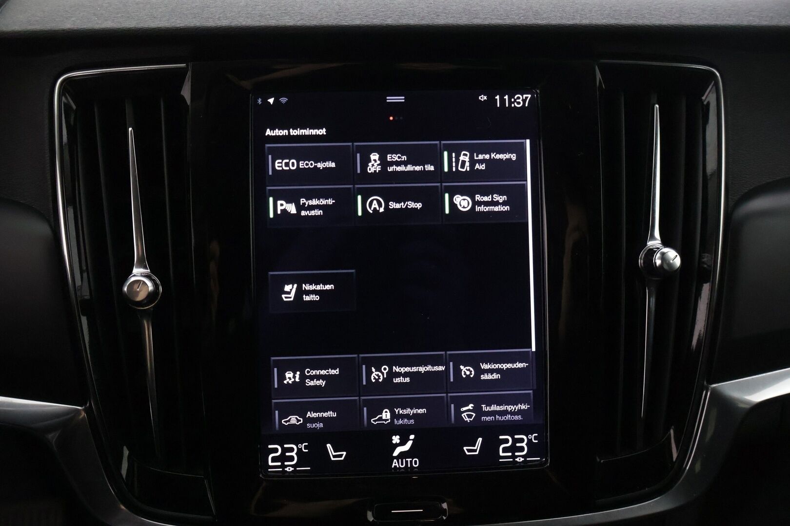 Volvo V90 2017 D3 Momentum aut * Adapt. Cruise / LED / S.Koukku / Webasto / Tutkat * - *Jakohinha vaihdettu 12/25 / 2x Uudet renkaat Volvon alu vanteilla / Juuri katsastettu / Uusi Tuulilasi / Ei ole AdBlue järjestelmää * - HULLUT JOULUT KORKOTARJOUS 2,49% 