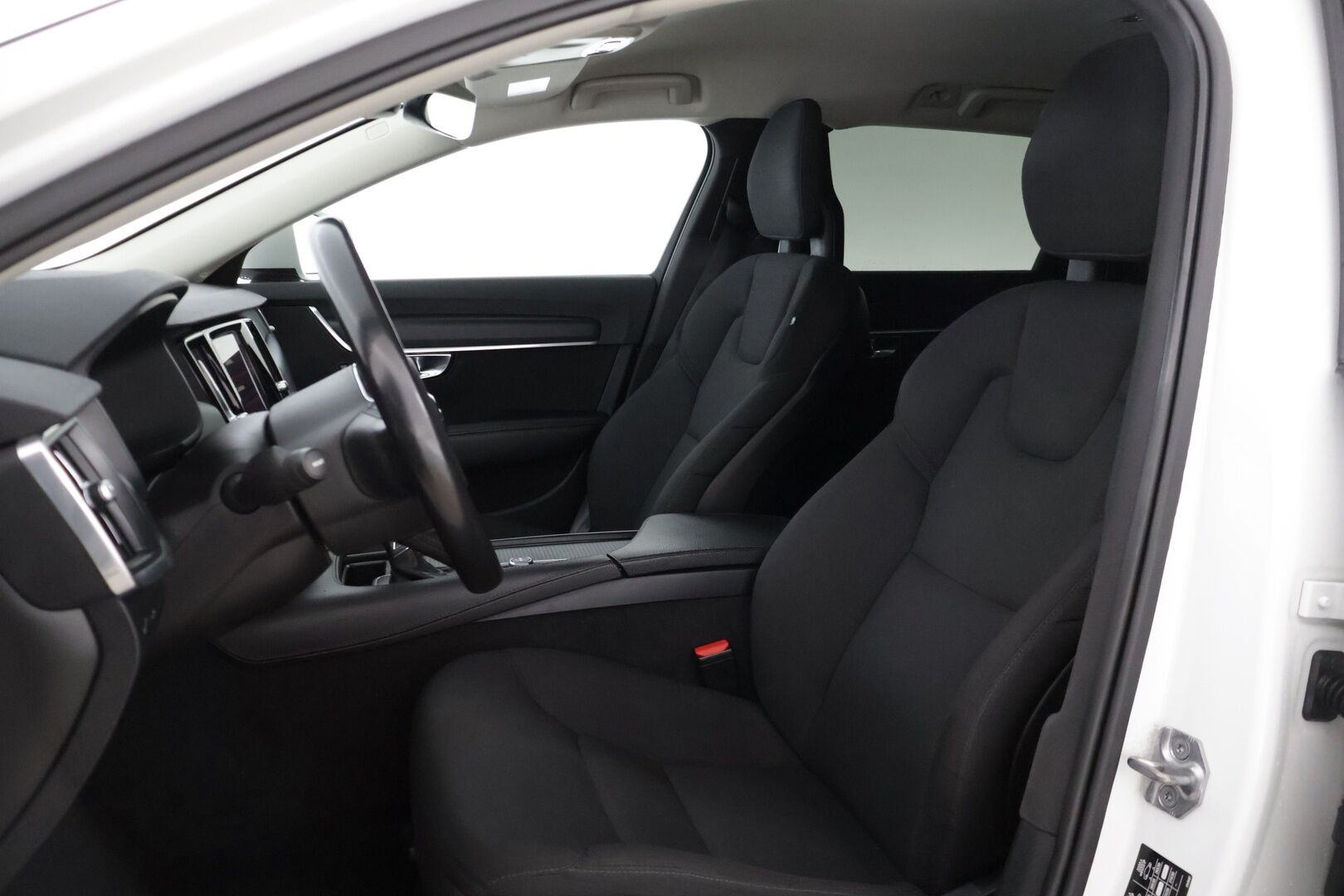 Volvo V90 2017 D3 Momentum aut * Adapt. Cruise / LED / S.Koukku / Webasto / Tutkat * - *Jakohinha vaihdettu 12/25 / 2x Uudet renkaat Volvon alu vanteilla / Juuri katsastettu / Uusi Tuulilasi / Ei ole AdBlue järjestelmää * - HULLUT JOULUT KORKOTARJOUS 2,49% 