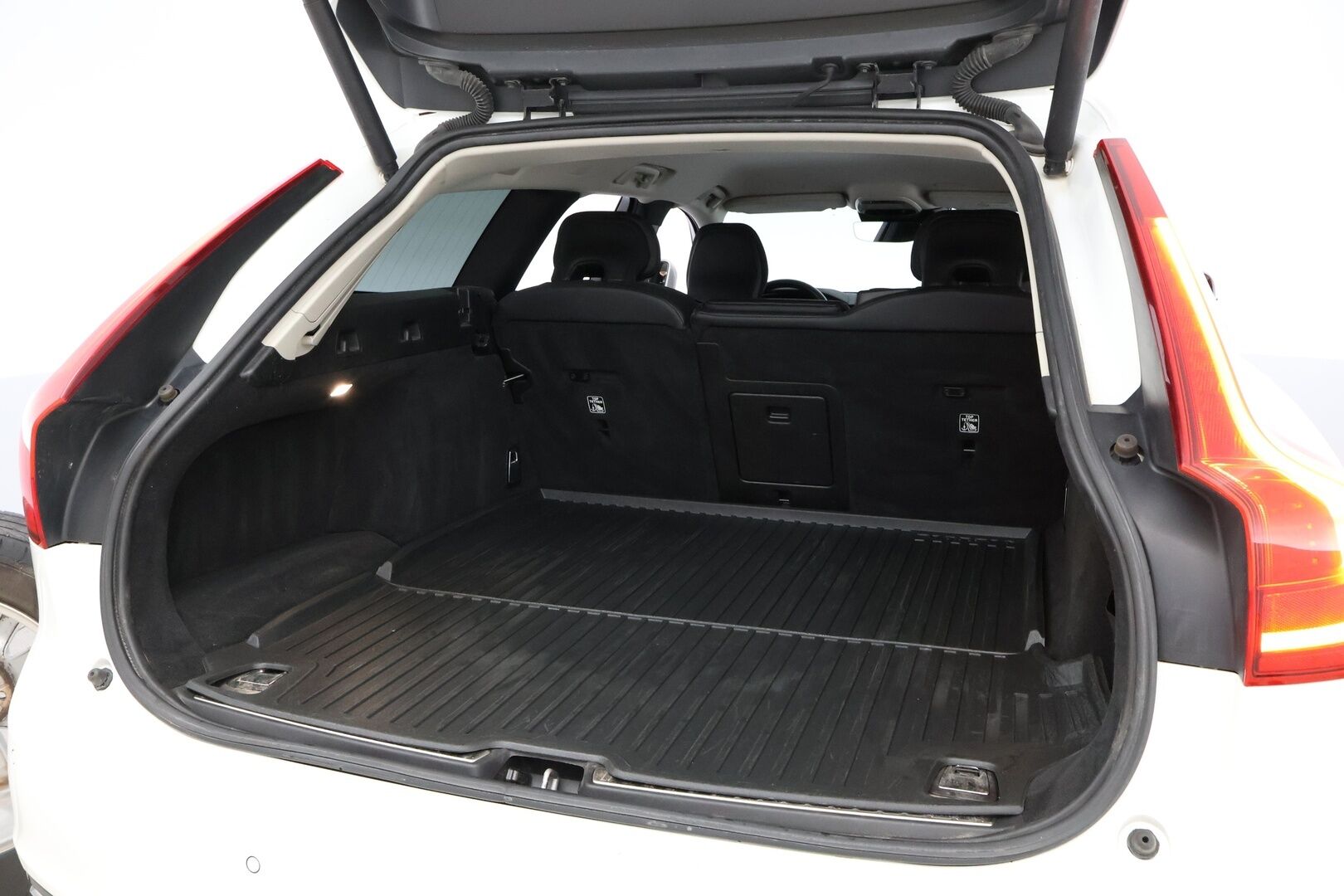 Volvo V90 2018 T8 AWD Momentum aut * Webasto / Vetokoukku / Adapt.Vakkari / Peruutuskamera / Puolinahkasisusta / Full LED - 2x Renkaat alkuperäisvantein / Juuri tullut Tampereelle! - HULLU BLACKWEEK KORKOTARJOUS 2,49%