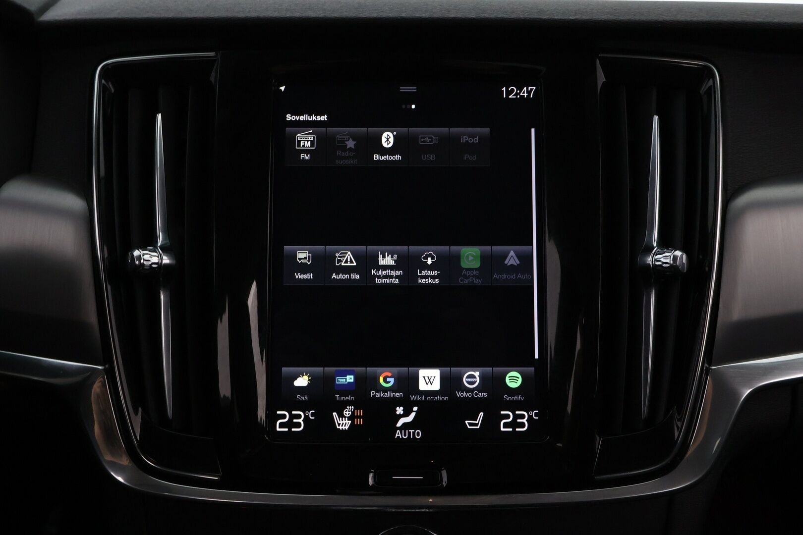 Volvo V90 2018 T8 AWD Momentum aut * Webasto / Vetokoukku / Adapt.Vakkari / Peruutuskamera / Puolinahkasisusta / Full LED - 2x Renkaat alkuperäisvantein / Juuri tullut Tampereelle! - HULLU BLACKWEEK KORKOTARJOUS 2,49%