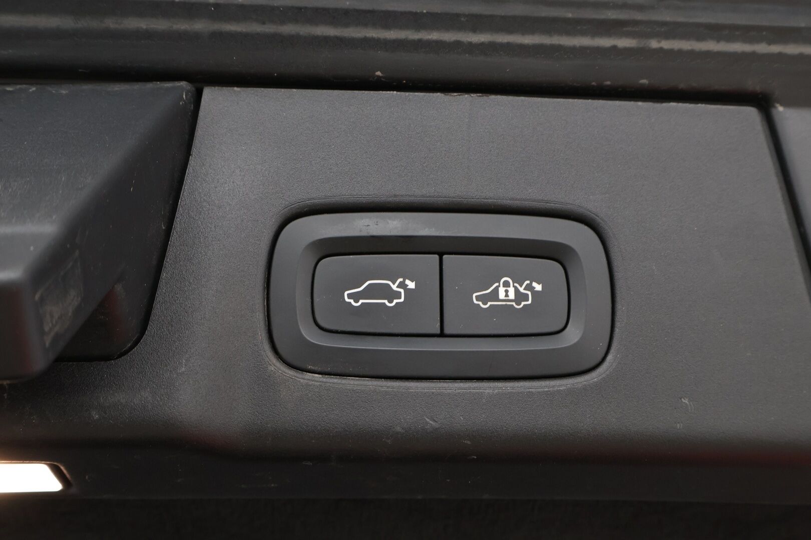 Volvo V90 2018 T8 AWD Momentum aut * Webasto / Vetokoukku / Adapt.Vakkari / Peruutuskamera / Puolinahkasisusta / Full LED - 2x Renkaat alkuperäisvantein / Juuri tullut Tampereelle! - HULLU BLACKWEEK KORKOTARJOUS 2,49%