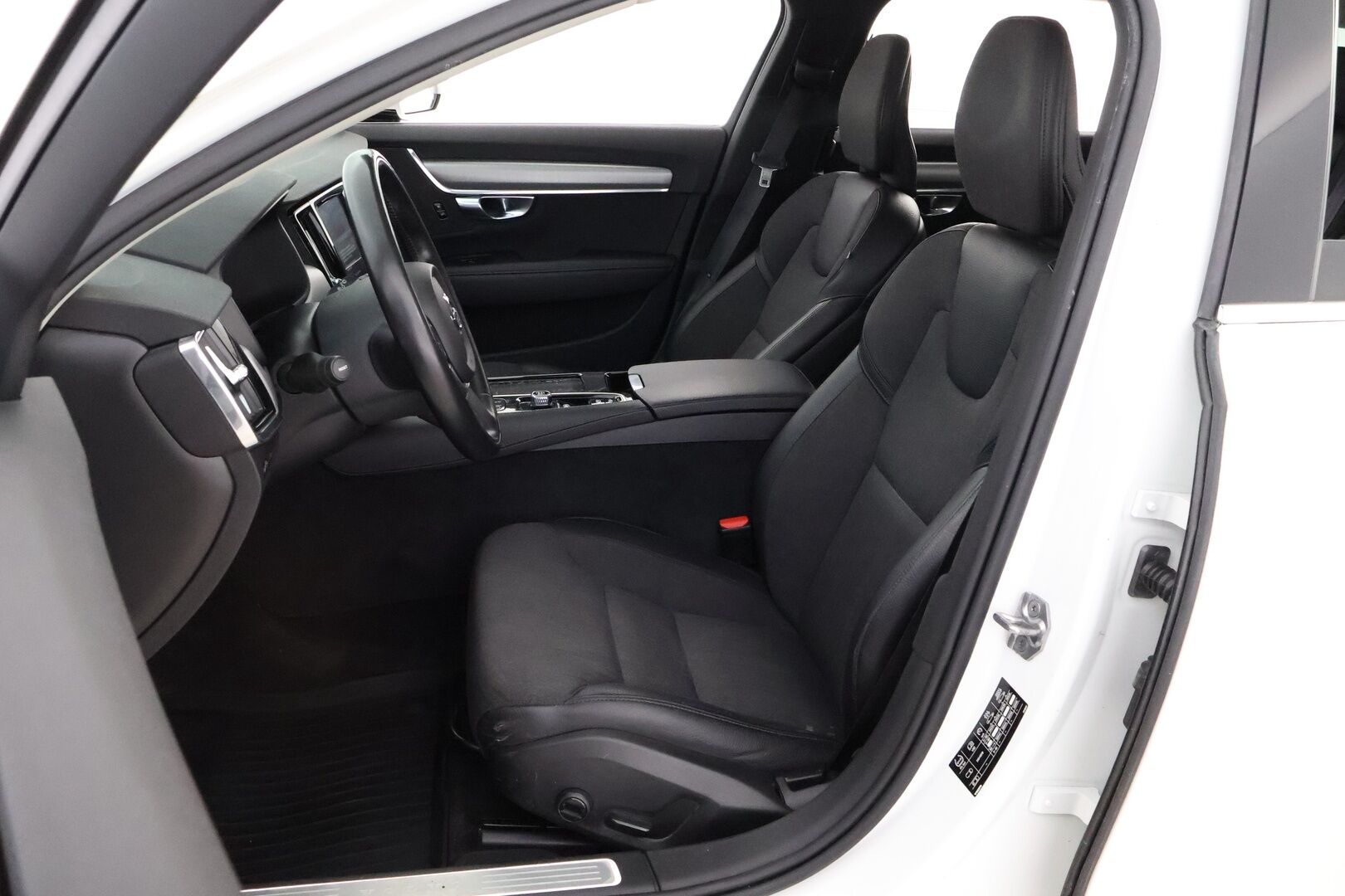 Volvo V90 2018 T8 AWD Momentum aut * Webasto / Vetokoukku / Adapt.Vakkari / Peruutuskamera / Puolinahkasisusta / Full LED - 2x Renkaat alkuperäisvantein / Juuri tullut Tampereelle! - HULLU BLACKWEEK KORKOTARJOUS 2,49%