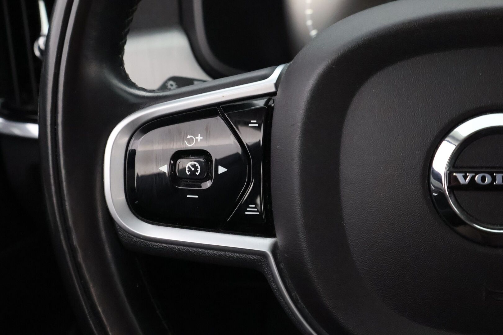 Volvo V90 2018 T8 AWD Momentum aut * Webasto / Vetokoukku / Adapt.Vakkari / Peruutuskamera / Puolinahkasisusta / Full LED - 2x Renkaat alkuperäisvantein / Juuri tullut Tampereelle! - HULLU BLACKWEEK KORKOTARJOUS 2,49%