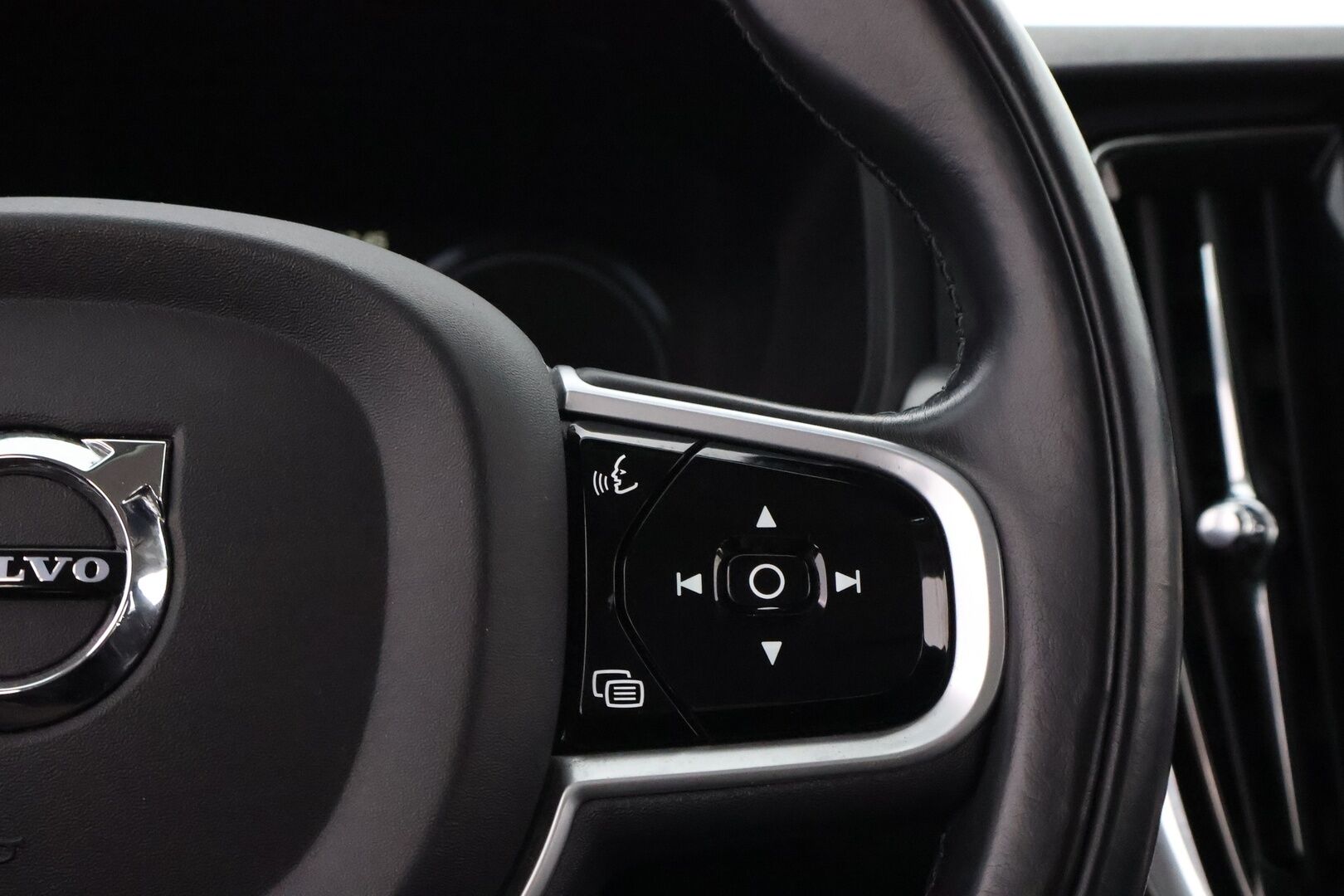 Volvo V90 2018 T8 AWD Momentum aut * Webasto / Vetokoukku / Adapt.Vakkari / Peruutuskamera / Puolinahkasisusta / Full LED - 2x Renkaat alkuperäisvantein / Juuri tullut Tampereelle! - HULLU BLACKWEEK KORKOTARJOUS 2,49%