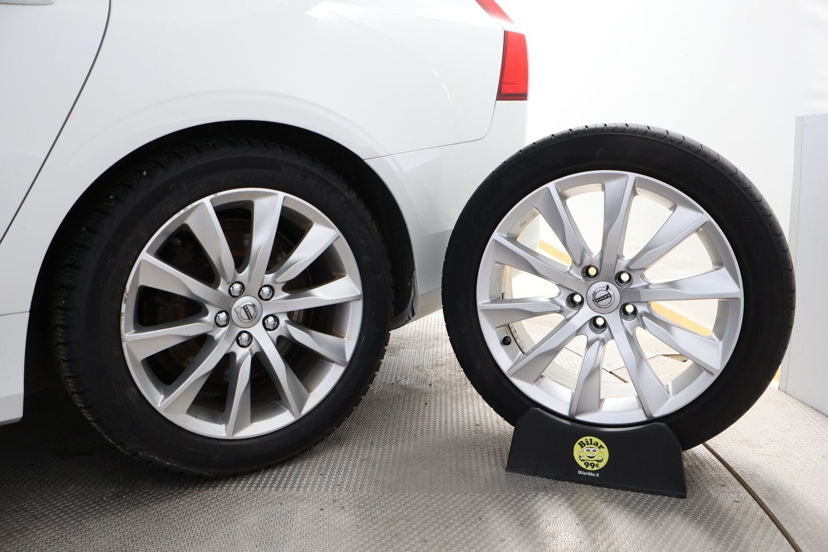 Volvo V90 2018 T8 AWD Momentum aut * Webasto / Vetokoukku / Adapt.Vakkari / Peruutuskamera / Puolinahkasisusta / Full LED - 2x Renkaat alkuperäisvantein / Juuri tullut Tampereelle! - HULLU BLACKWEEK KORKOTARJOUS 2,49%