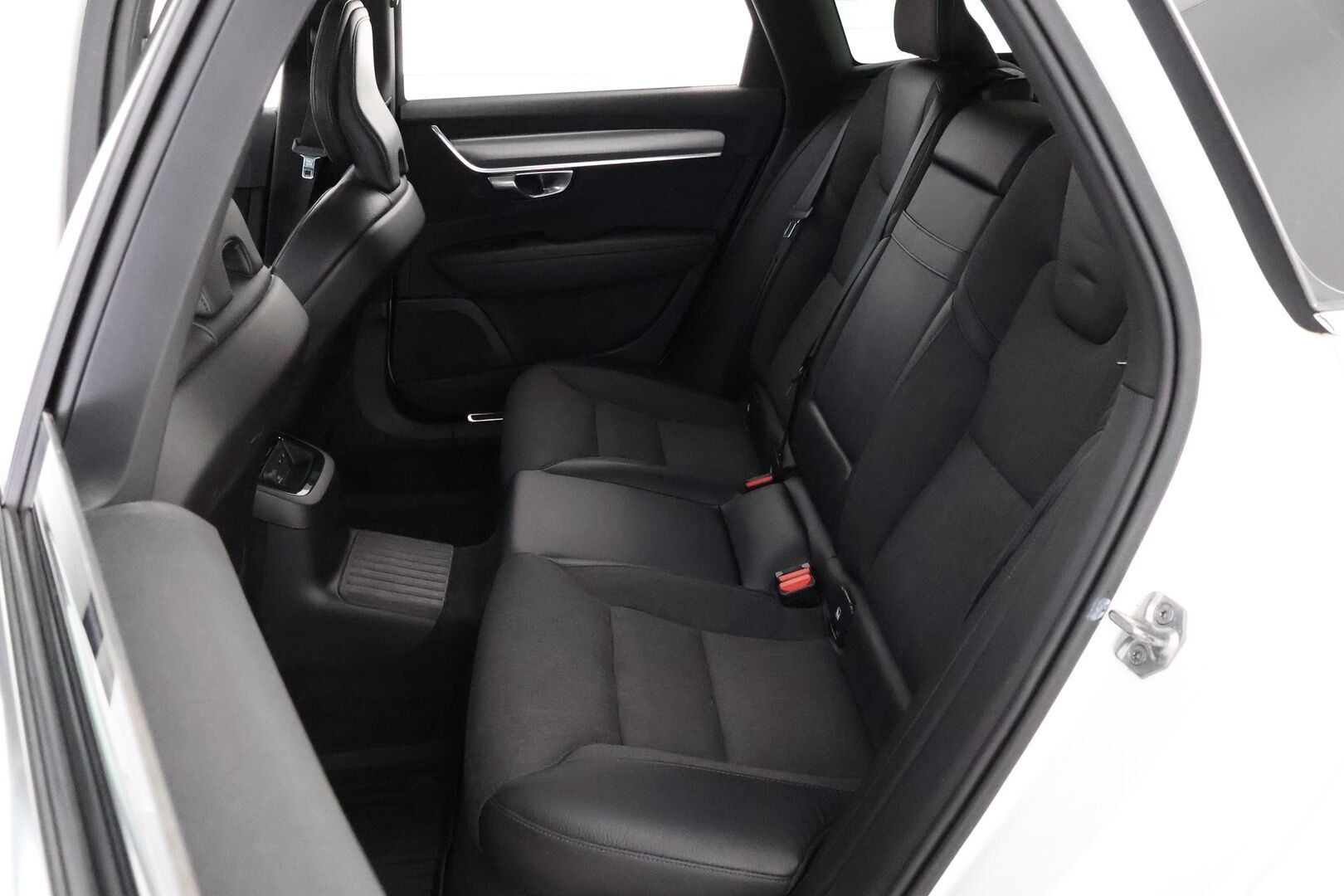 Volvo V90 2018 T8 AWD Momentum aut * Webasto / Vetokoukku / Adapt.Vakkari / Peruutuskamera / Puolinahkasisusta / Full LED - 2x Renkaat alkuperäisvantein / Juuri tullut Tampereelle! - HULLU BLACKWEEK KORKOTARJOUS 2,49%