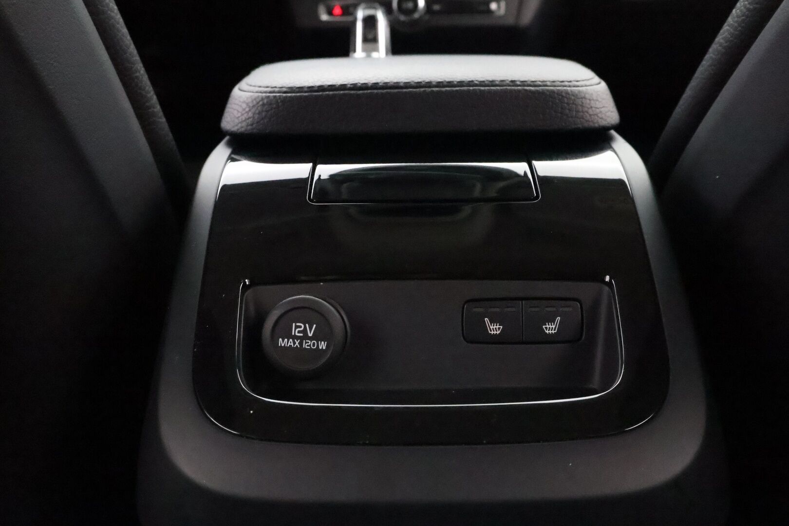 Volvo V90 2018 T8 AWD Momentum aut * Webasto / Vetokoukku / Adapt.Vakkari / Peruutuskamera / Puolinahkasisusta / Full LED - 2x Renkaat alkuperäisvantein / Juuri tullut Tampereelle! - HULLU BLACKWEEK KORKOTARJOUS 2,49%