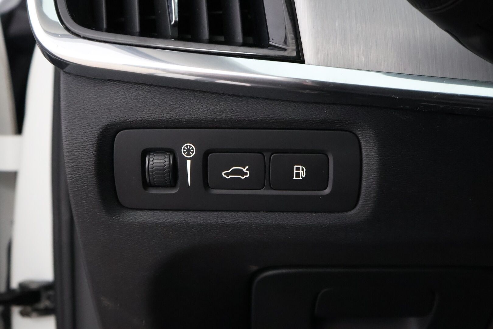 Volvo V90 2018 T8 AWD Momentum aut * Webasto / Vetokoukku / Adapt.Vakkari / Peruutuskamera / Puolinahkasisusta / Full LED - 2x Renkaat alkuperäisvantein / Juuri tullut Tampereelle! - HULLU BLACKWEEK KORKOTARJOUS 2,49%