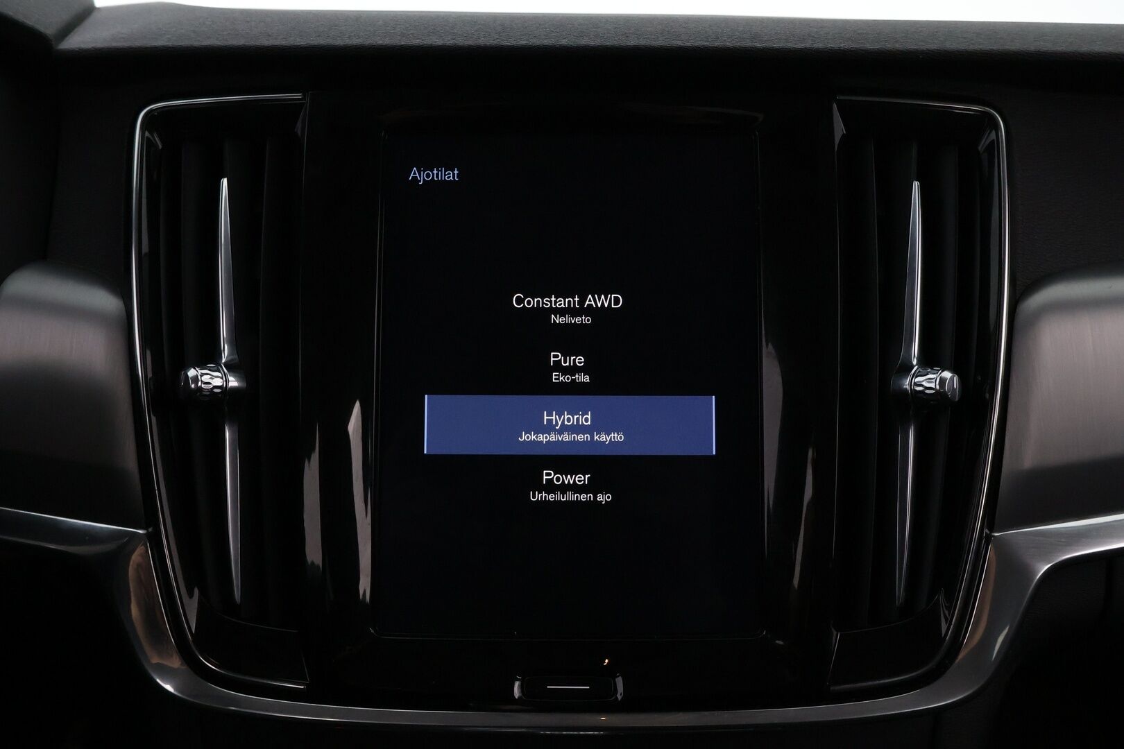 Volvo V90 2018 T8 AWD Momentum aut * Webasto / Vetokoukku / Adapt.Vakkari / Peruutuskamera / Puolinahkasisusta / Full LED - 2x Renkaat alkuperäisvantein / Juuri tullut Tampereelle! - HULLU BLACKWEEK KORKOTARJOUS 2,49%