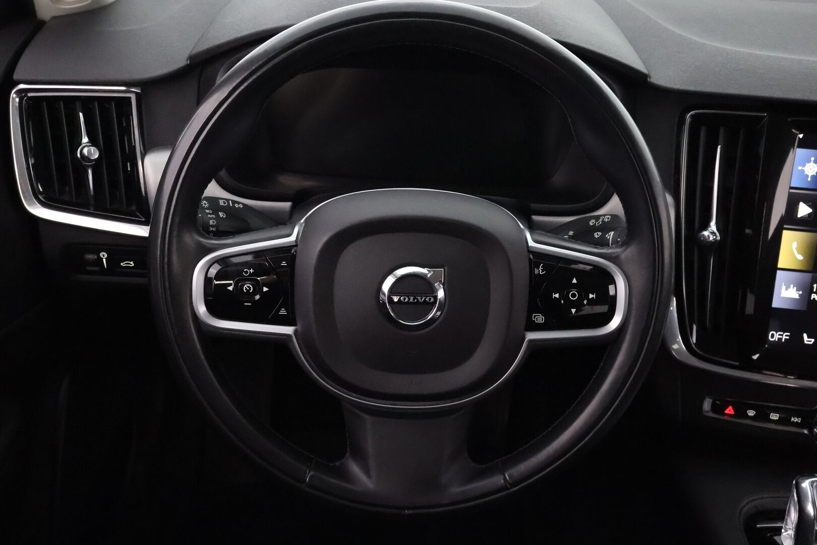 Volvo V90 2018 T8 AWD Momentum aut * Webasto / Vetokoukku / Adapt.Vakkari / Peruutuskamera / Puolinahkasisusta / Full LED - 2x Renkaat alkuperäisvantein / Juuri tullut Tampereelle! - HULLU BLACKWEEK KORKOTARJOUS 2,49%