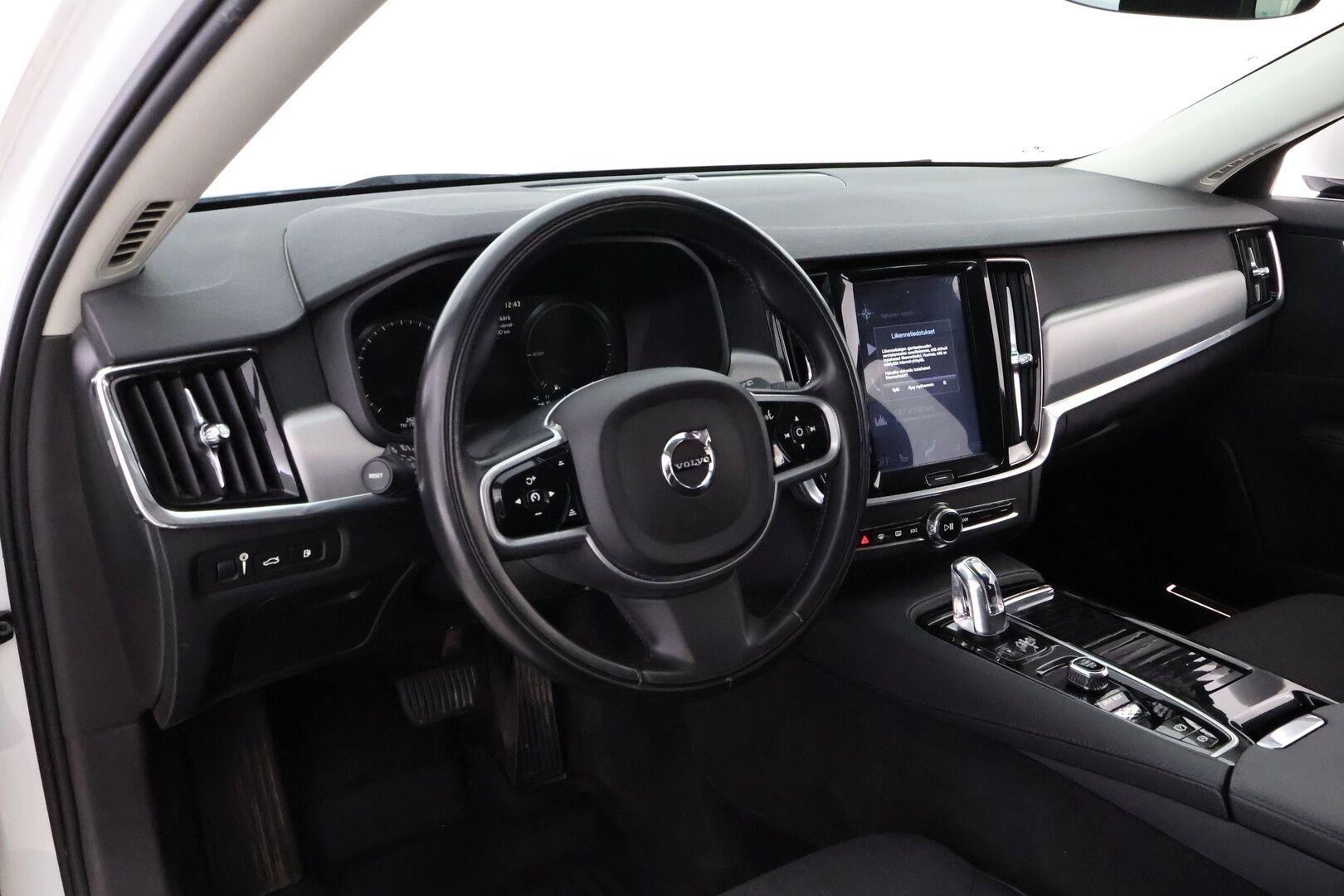 Volvo V90 2018 T8 AWD Momentum aut * Webasto / Vetokoukku / Adapt.Vakkari / Peruutuskamera / Puolinahkasisusta / Full LED - 2x Renkaat alkuperäisvantein / Juuri tullut Tampereelle! - HULLU BLACKWEEK KORKOTARJOUS 2,49%