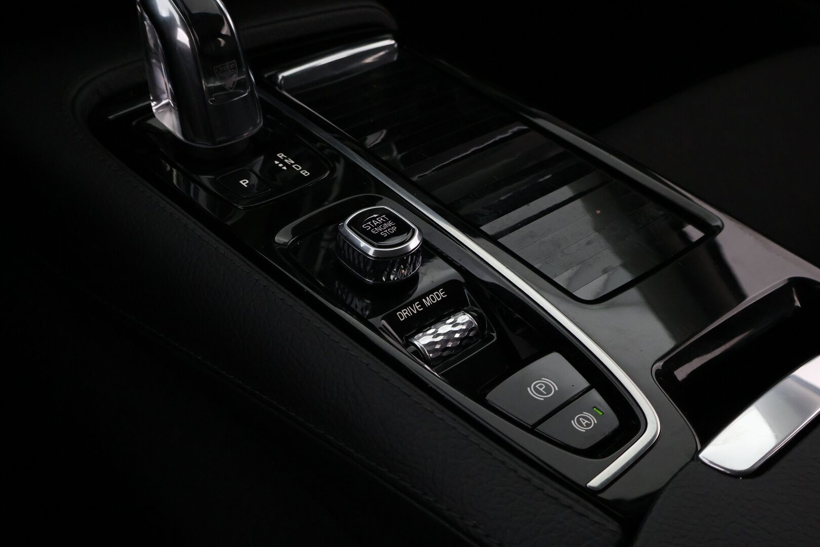 Volvo V90 2018 T8 AWD Momentum aut * Webasto / Vetokoukku / Adapt.Vakkari / Peruutuskamera / Puolinahkasisusta / Full LED - 2x Renkaat alkuperäisvantein / Juuri tullut Tampereelle! - HULLU BLACKWEEK KORKOTARJOUS 2,49%