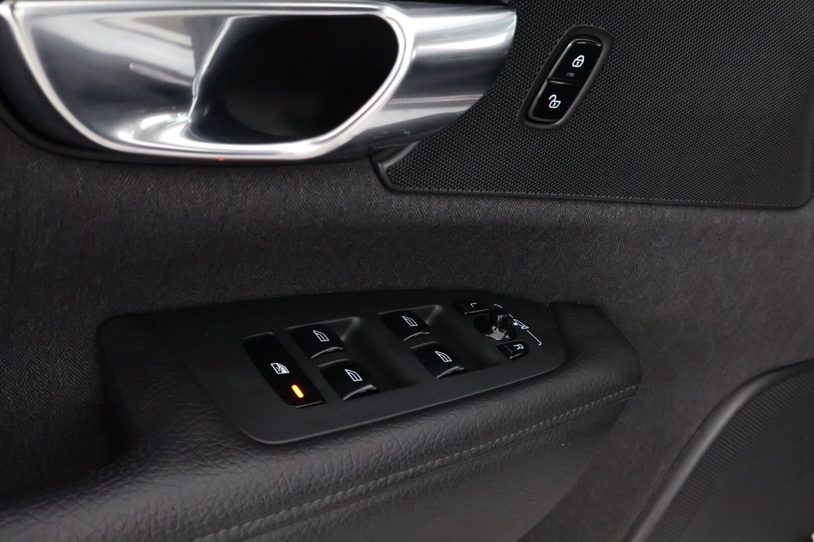 Volvo V90 2018 T8 AWD Momentum aut * Webasto / Vetokoukku / Adapt.Vakkari / Peruutuskamera / Puolinahkasisusta / Full LED - 2x Renkaat alkuperäisvantein / Juuri tullut Tampereelle! - HULLU BLACKWEEK KORKOTARJOUS 2,49%