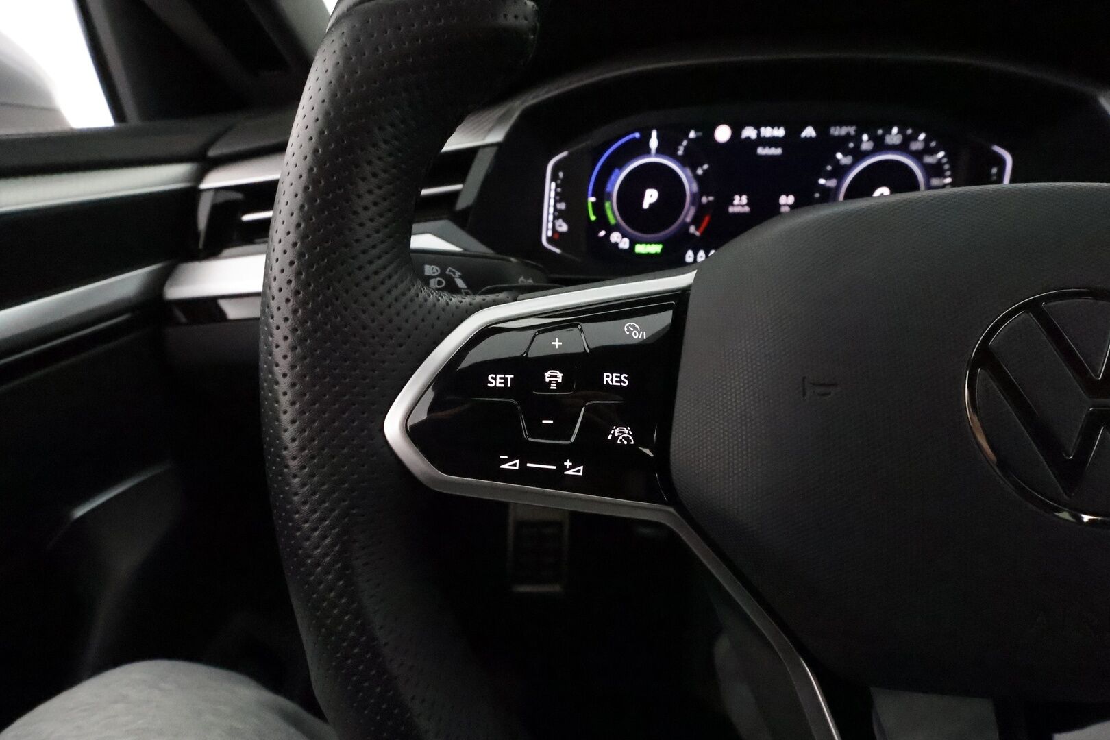 Volkswagen Arteon 2022 Shooting Brake R-Line eHybrid 160 kW DSG *ACC / HUD / P.kamera / Adapt.LED / Koukku / Webasto / Navi / Digimittaristo* - 1.Om Suomi-auto / Kahdet renkaat aluvanteilla / Merkkihuollettu