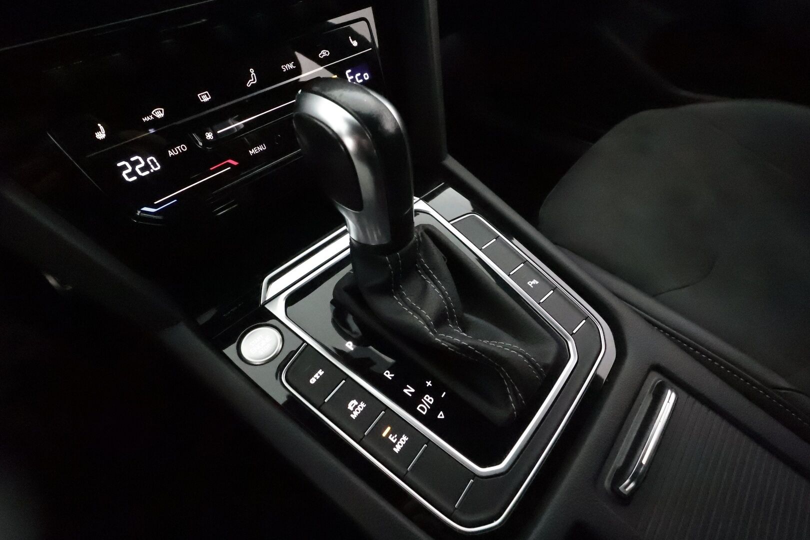 Volkswagen Arteon 2022 Shooting Brake R-Line eHybrid 160 kW DSG *ACC / HUD / P.kamera / Adapt.LED / Koukku / Webasto / Navi / Digimittaristo* - 1.Om Suomi-auto / Kahdet renkaat aluvanteilla / Merkkihuollettu