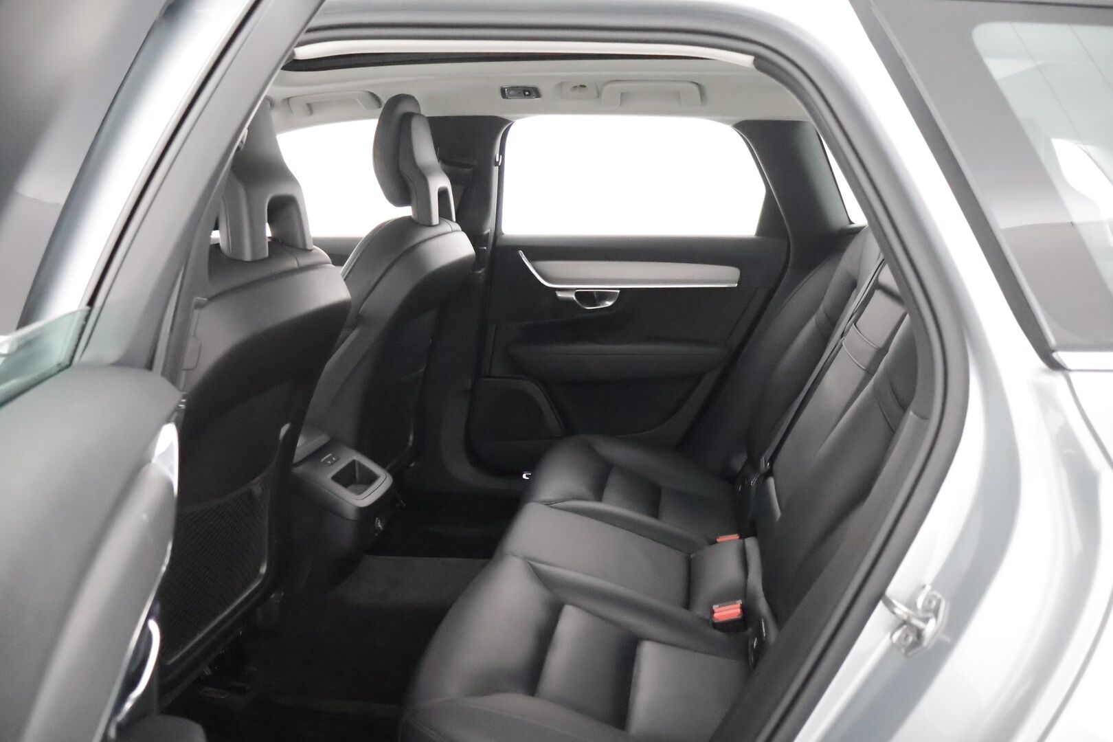 Volvo V90 2018 D4 AWD Inscription aut / Webasto / Pilot Assist / Panorama / Koukku / Sportpenkki Muistilla / Apple&Android / KeylessGo - Supervarusteet / Jakohihna vaihdettu 86tkm kohdalla / Nahkasisusta / Tutkat /