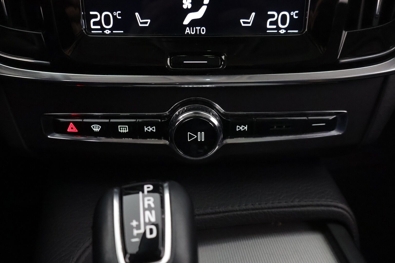 Volvo V90 2018 D4 AWD Inscription aut / Webasto / Pilot Assist / Panorama / Koukku / Sportpenkki Muistilla / Apple&Android / KeylessGo - Supervarusteet / Jakohihna vaihdettu 86tkm kohdalla / Nahkasisusta / Tutkat /