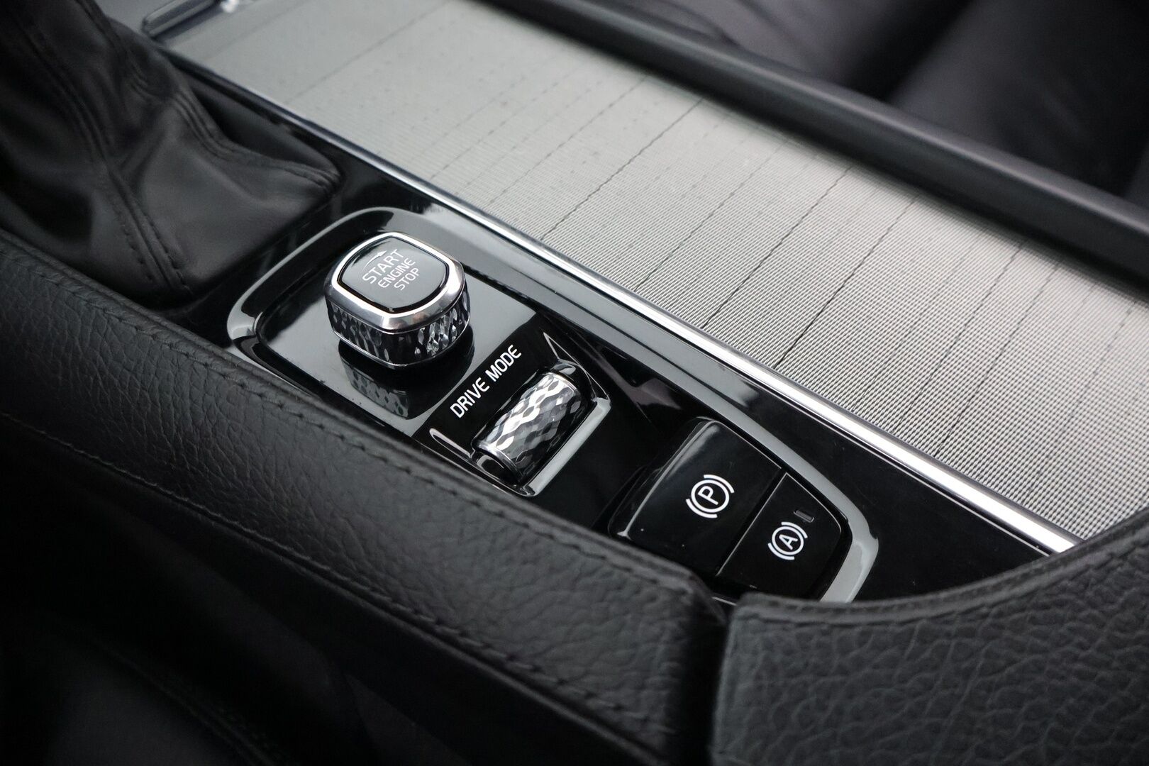 Volvo V90 2018 D4 AWD Inscription aut / Webasto / Pilot Assist / Panorama / Koukku / Sportpenkki Muistilla / Apple&Android / KeylessGo - Supervarusteet / Jakohihna vaihdettu 86tkm kohdalla / Nahkasisusta / Tutkat /