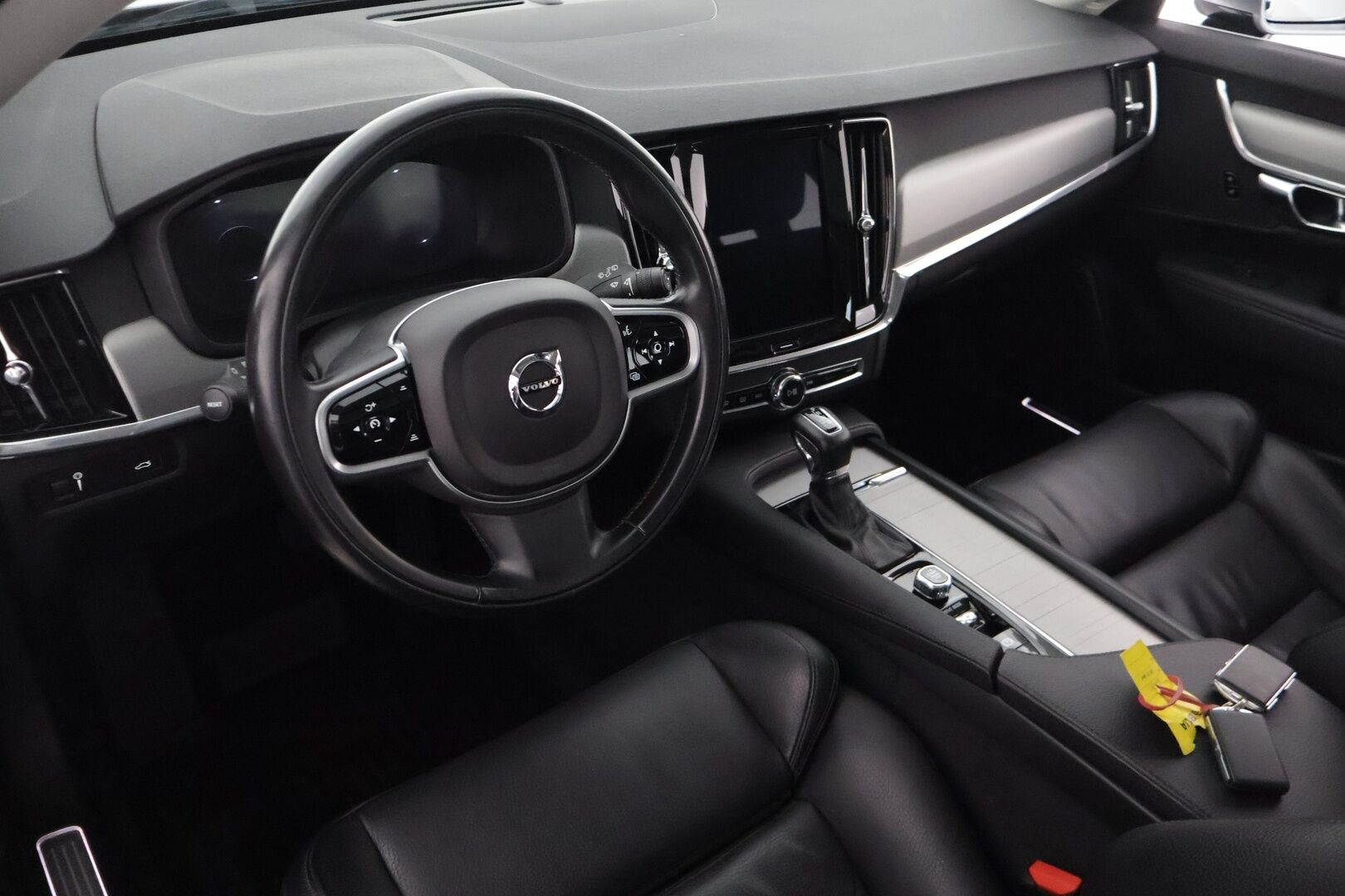 Volvo V90 2018 D4 AWD Inscription aut / Webasto / Pilot Assist / Panorama / Koukku / Sportpenkki Muistilla / Apple&Android / KeylessGo - Supervarusteet / Jakohihna vaihdettu 86tkm kohdalla / Nahkasisusta / Tutkat /