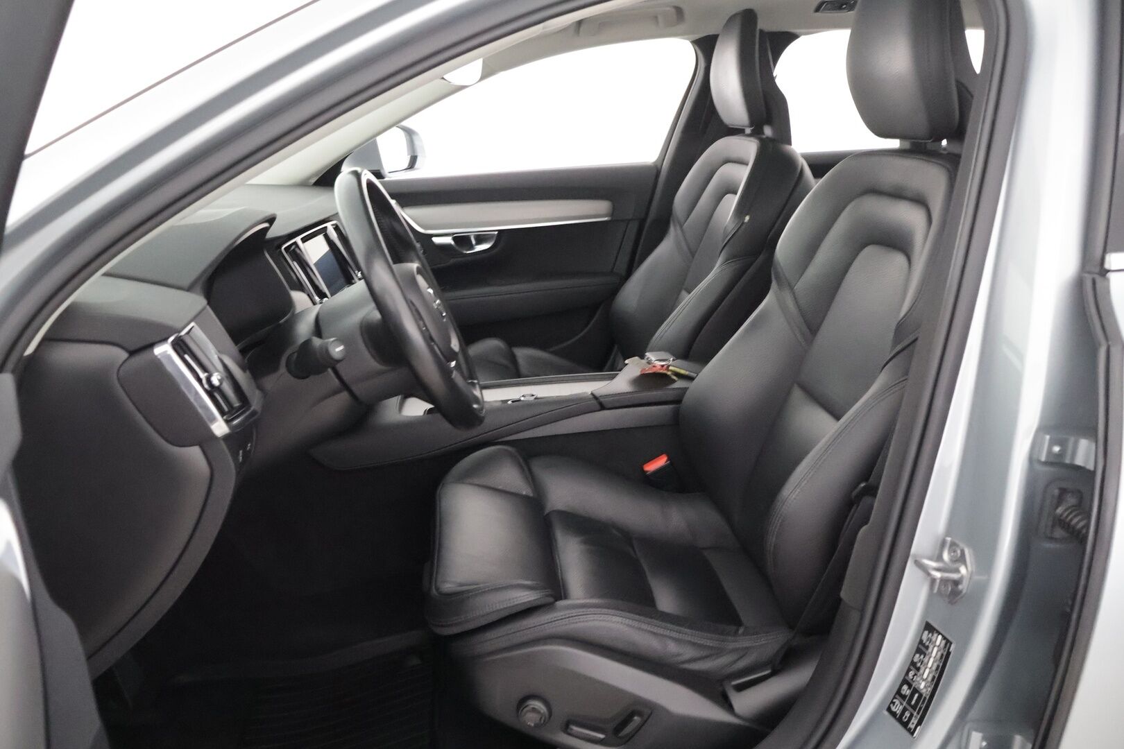 Volvo V90 2018 D4 AWD Inscription aut / Webasto / Pilot Assist / Panorama / Koukku / Sportpenkki Muistilla / Apple&Android / KeylessGo - Supervarusteet / Jakohihna vaihdettu 86tkm kohdalla / Nahkasisusta / Tutkat /