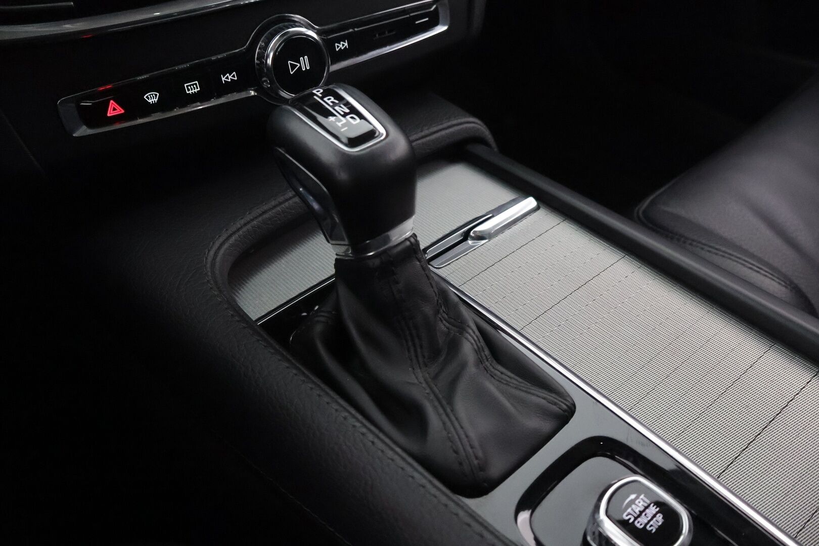 Volvo V90 2018 D4 AWD Inscription aut / Webasto / Pilot Assist / Panorama / Koukku / Sportpenkki Muistilla / Apple&Android / KeylessGo - Supervarusteet / Jakohihna vaihdettu 86tkm kohdalla / Nahkasisusta / Tutkat /