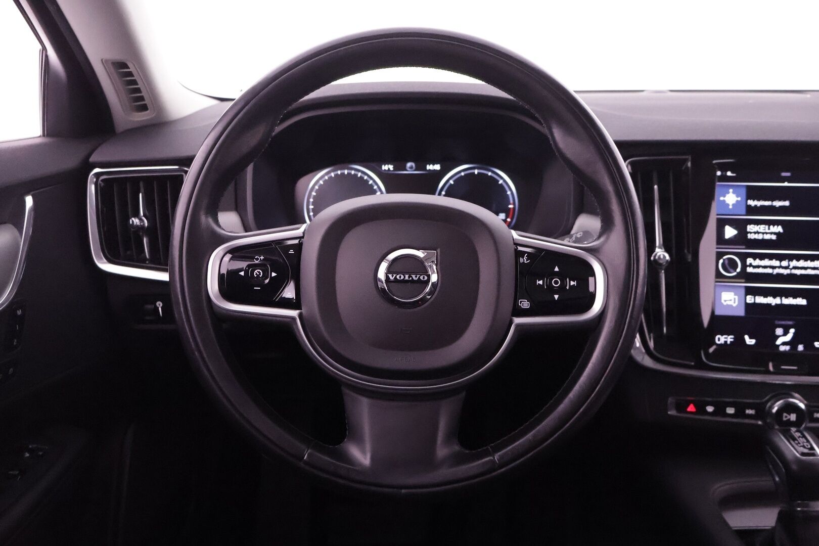 Volvo V90 2018 D4 AWD Inscription aut / Webasto / Pilot Assist / Panorama / Koukku / Sportpenkki Muistilla / Apple&Android / KeylessGo - Supervarusteet / Jakohihna vaihdettu 86tkm kohdalla / Nahkasisusta / Tutkat /