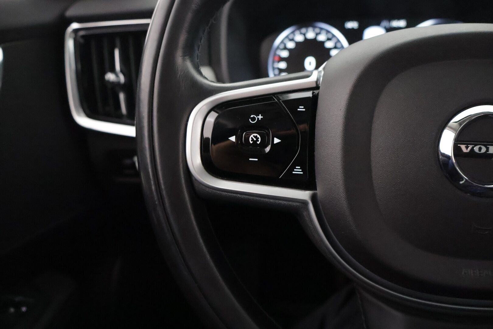 Volvo V90 2018 D4 AWD Inscription aut / Webasto / Pilot Assist / Panorama / Koukku / Sportpenkki Muistilla / Apple&Android / KeylessGo - Supervarusteet / Jakohihna vaihdettu 86tkm kohdalla / Nahkasisusta / Tutkat /