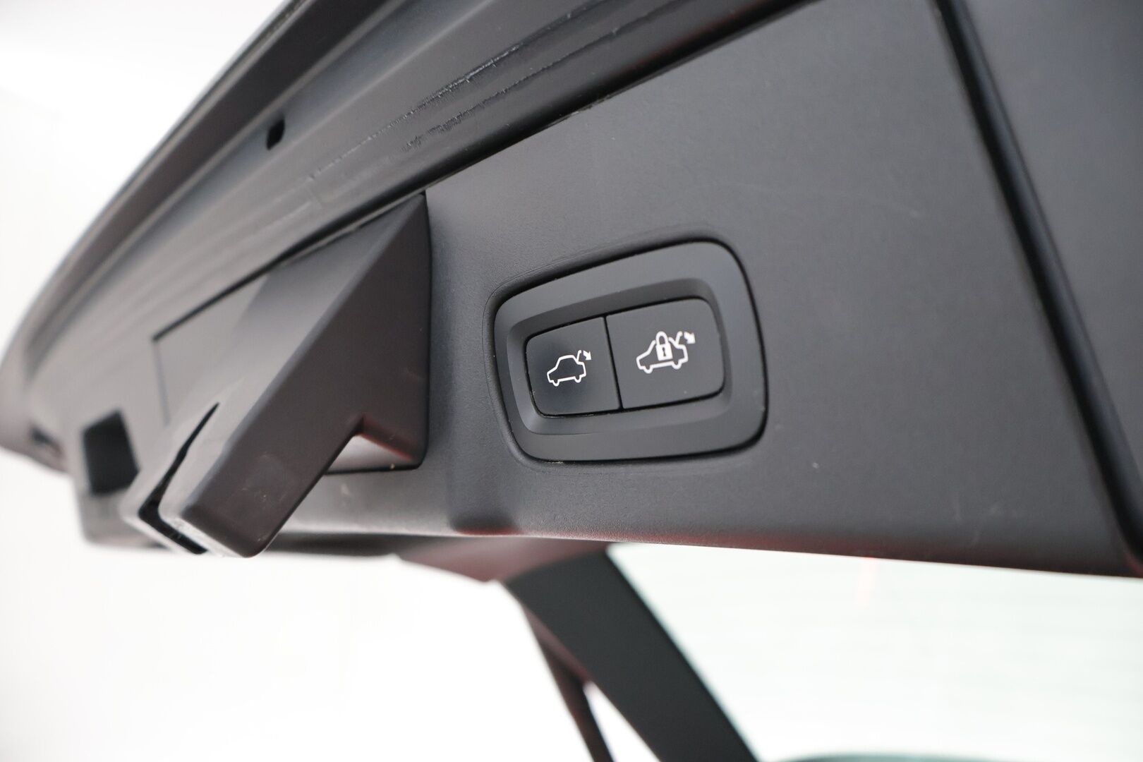 Volvo V90 2018 D4 AWD Inscription aut / Webasto / Pilot Assist / Panorama / Koukku / Sportpenkki Muistilla / Apple&Android / KeylessGo - Supervarusteet / Jakohihna vaihdettu 86tkm kohdalla / Nahkasisusta / Tutkat /