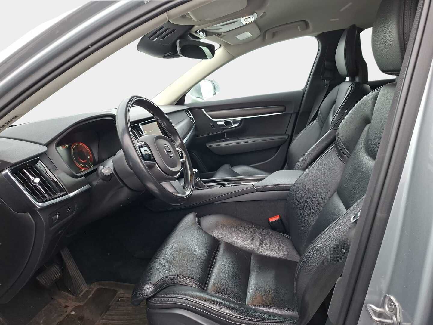 Volvo V90 CROSS COUNTRY 2017 D4 AWD aut Inscription Pro * Webasto / Adapt. Vakkari / Sporttinahat / P-kamera / Muistipenkki / Koukku / BLIS * - 2x renkaat alumiinivanteilla / Ei AdBlue -järjestelmää!