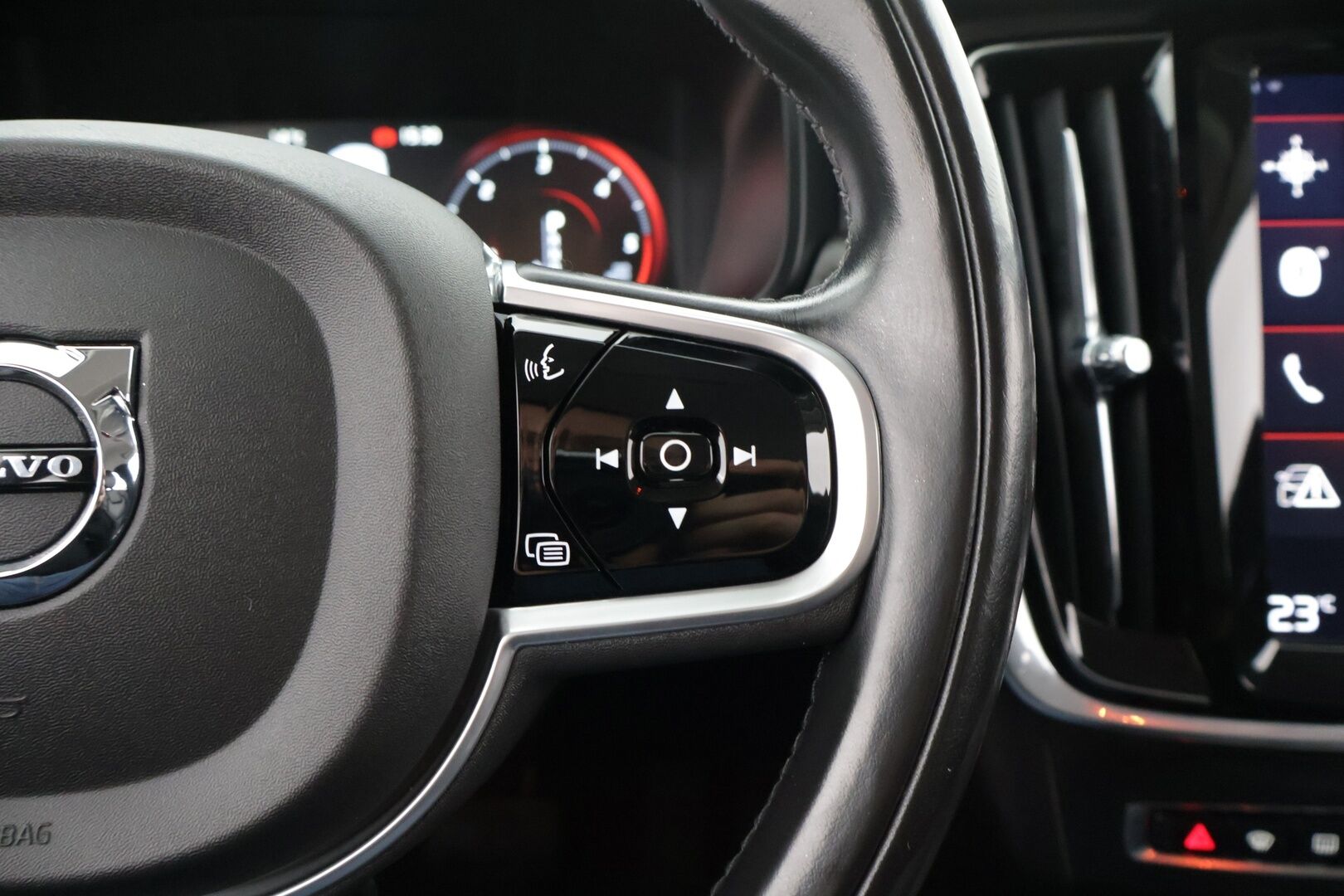 Volvo V90 CROSS COUNTRY 2017 D4 AWD aut Inscription Pro * Webasto / Adapt. Vakkari / Sporttinahat / P-kamera / Muistipenkki / Koukku / BLIS * - 2x renkaat alumiinivanteilla / Ei AdBlue -järjestelmää!