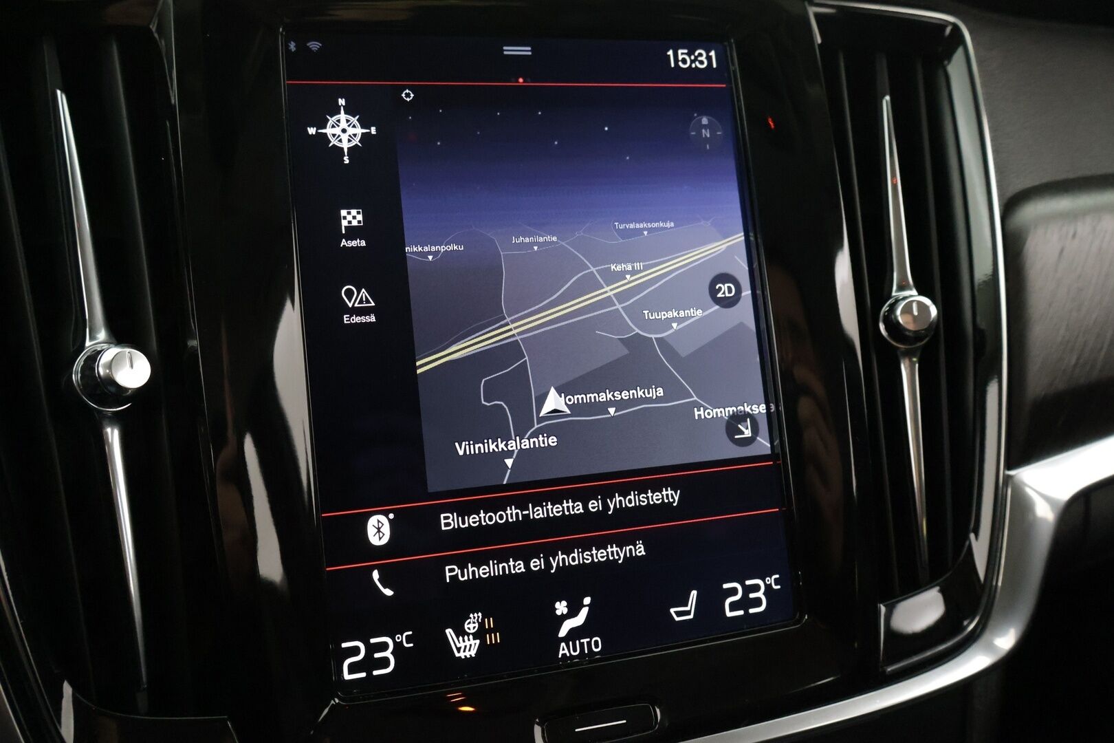 Volvo V90 CROSS COUNTRY 2017 D4 AWD aut Inscription Pro * Webasto / Adapt. Vakkari / Sporttinahat / P-kamera / Muistipenkki / Koukku / BLIS * - 2x renkaat alumiinivanteilla / Ei AdBlue -järjestelmää!