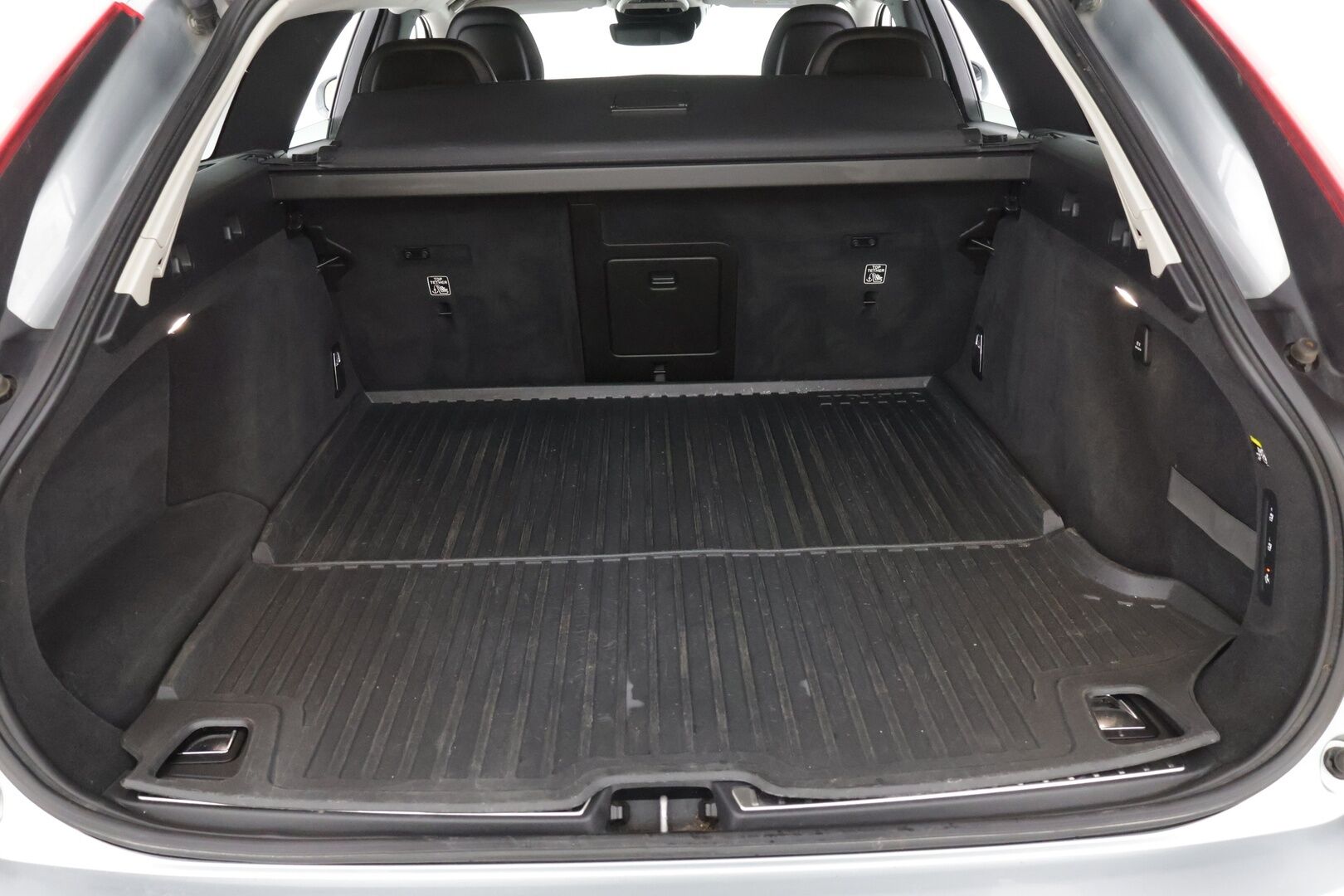 Volvo V90 CROSS COUNTRY 2017 D4 AWD aut Inscription Pro * Webasto / Adapt. Vakkari / Sporttinahat / P-kamera / Muistipenkki / Koukku / BLIS * - 2x renkaat alumiinivanteilla / Ei AdBlue -järjestelmää!