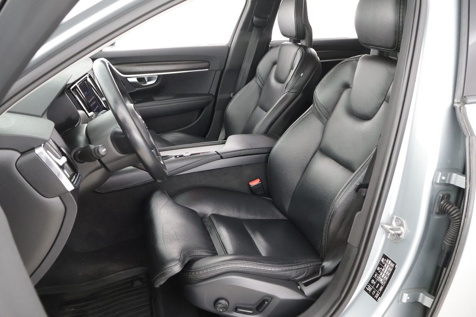 Volvo V90 CROSS COUNTRY 2017 D4 AWD aut Inscription Pro * Webasto / Adapt. Vakkari / Sporttinahat / P-kamera / Muistipenkki / Koukku / BLIS * - 2x renkaat alumiinivanteilla / Ei AdBlue -järjestelmää!