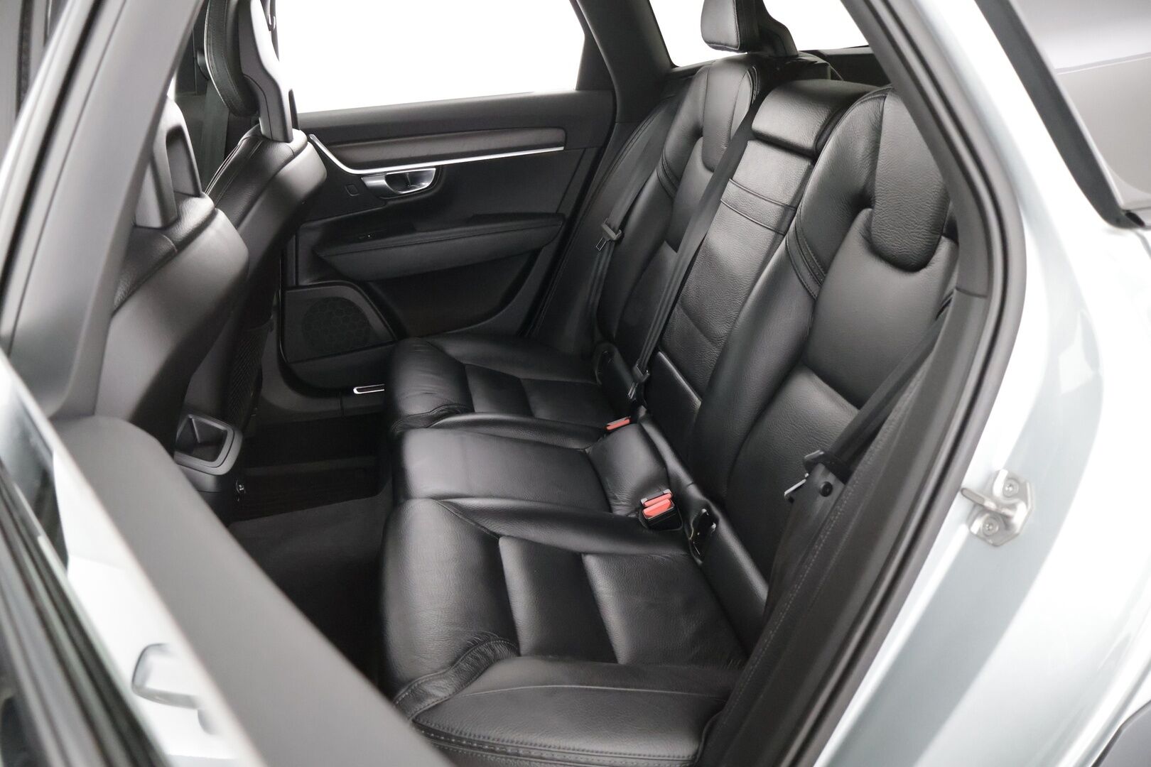 Volvo V90 CROSS COUNTRY 2017 D4 AWD aut Inscription Pro * Webasto / Adapt. Vakkari / Sporttinahat / P-kamera / Muistipenkki / Koukku / BLIS * - 2x renkaat alumiinivanteilla / Ei AdBlue -järjestelmää!