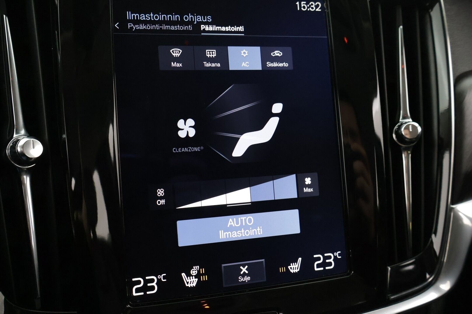 Volvo V90 CROSS COUNTRY 2017 D4 AWD aut Inscription Pro * Webasto / Adapt. Vakkari / Sporttinahat / P-kamera / Muistipenkki / Koukku / BLIS * - 2x renkaat alumiinivanteilla / Ei AdBlue -järjestelmää!