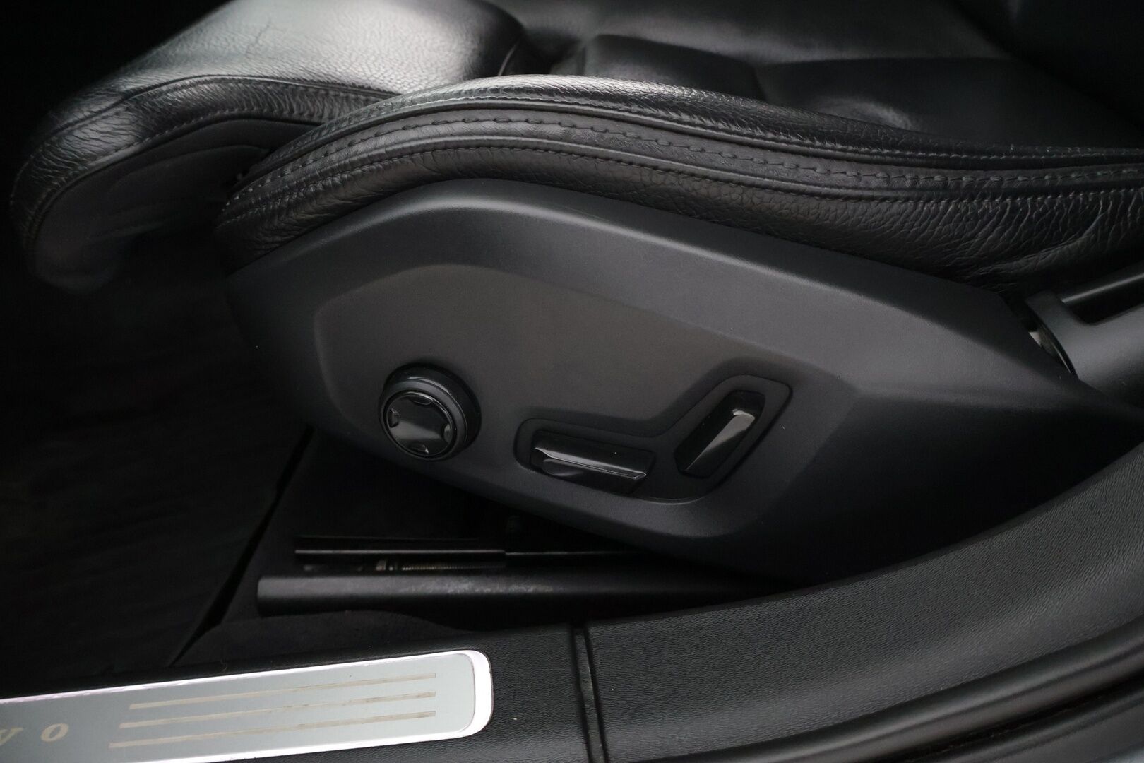 Volvo V90 CROSS COUNTRY 2017 D4 AWD aut Inscription Pro * Webasto / Adapt. Vakkari / Sporttinahat / P-kamera / Muistipenkki / Koukku / BLIS * - 2x renkaat alumiinivanteilla / Ei AdBlue -järjestelmää!