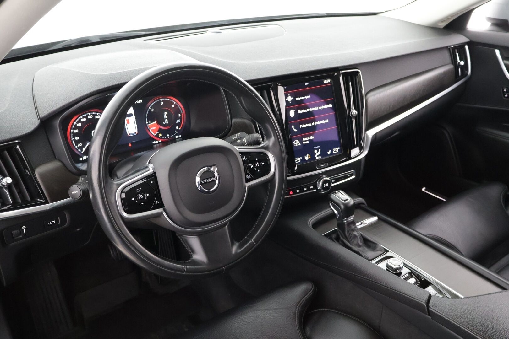 Volvo V90 CROSS COUNTRY 2017 D4 AWD aut Inscription Pro * Webasto / Adapt. Vakkari / Sporttinahat / P-kamera / Muistipenkki / Koukku / BLIS * - 2x renkaat alumiinivanteilla / Ei AdBlue -järjestelmää!