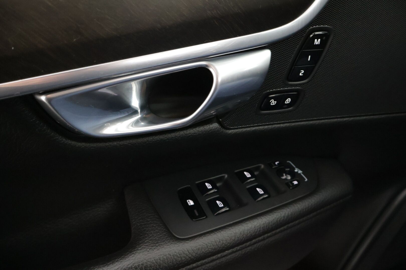 Volvo V90 CROSS COUNTRY 2017 D4 AWD aut Inscription Pro * Webasto / Adapt. Vakkari / Sporttinahat / P-kamera / Muistipenkki / Koukku / BLIS * - 2x renkaat alumiinivanteilla / Ei AdBlue -järjestelmää!