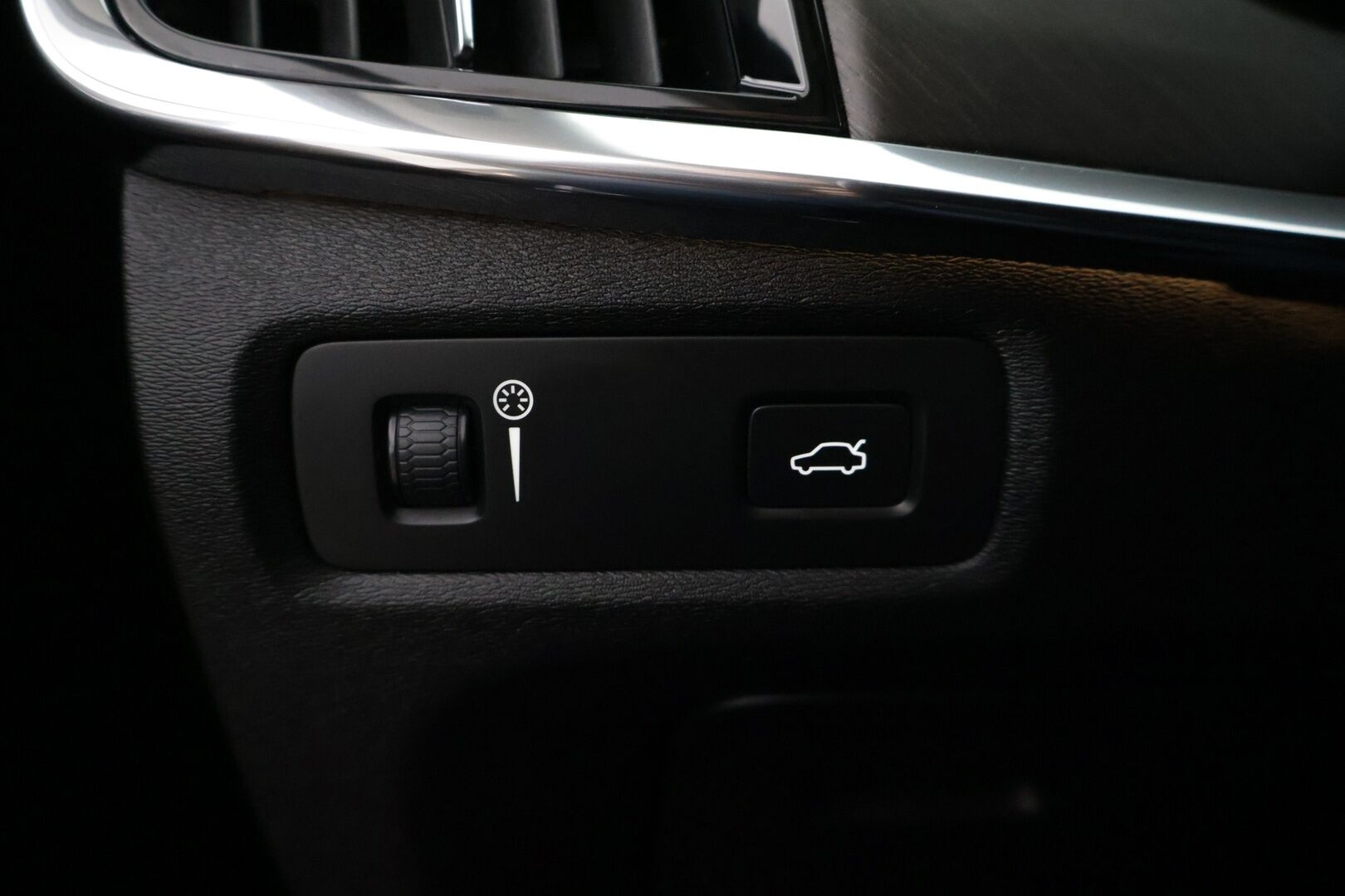 Volvo V90 CROSS COUNTRY 2017 D4 AWD aut Inscription Pro * Webasto / Adapt. Vakkari / Sporttinahat / P-kamera / Muistipenkki / Koukku / BLIS * - 2x renkaat alumiinivanteilla / Ei AdBlue -järjestelmää!