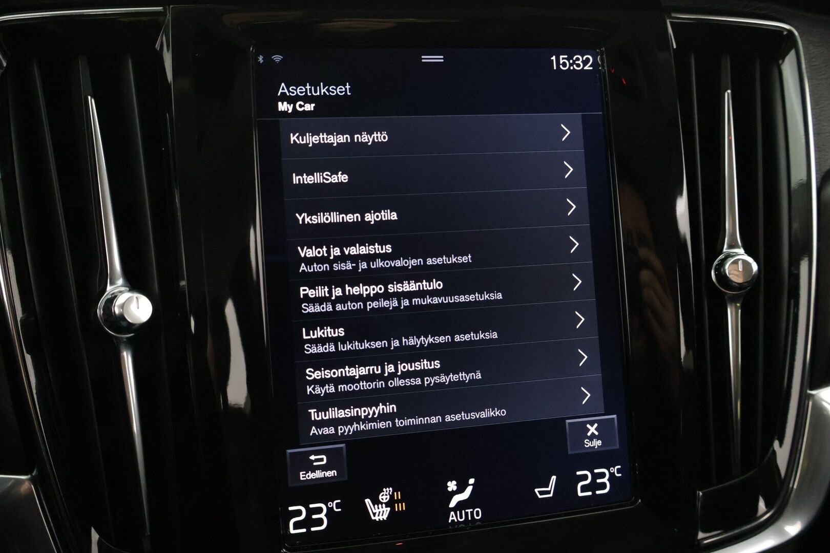 Volvo V90 CROSS COUNTRY 2017 D4 AWD aut Inscription Pro * Webasto / Adapt. Vakkari / Sporttinahat / P-kamera / Muistipenkki / Koukku / BLIS * - 2x renkaat alumiinivanteilla / Ei AdBlue -järjestelmää!