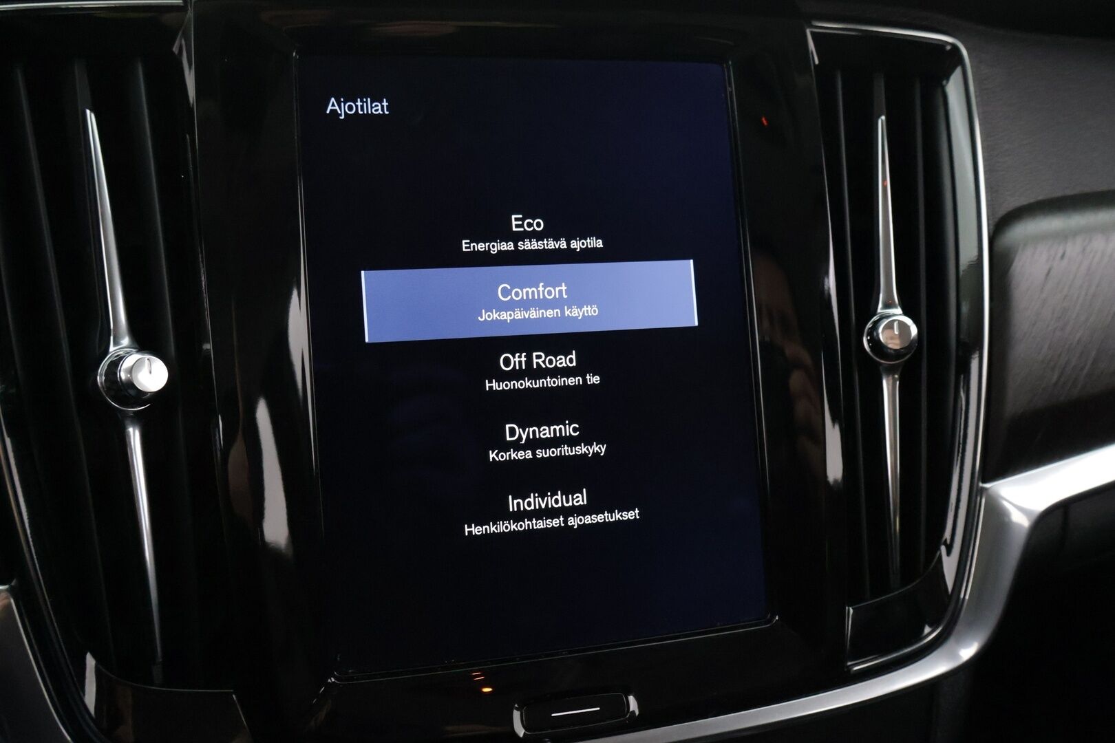 Volvo V90 CROSS COUNTRY 2017 D4 AWD aut Inscription Pro * Webasto / Adapt. Vakkari / Sporttinahat / P-kamera / Muistipenkki / Koukku / BLIS * - 2x renkaat alumiinivanteilla / Ei AdBlue -järjestelmää!