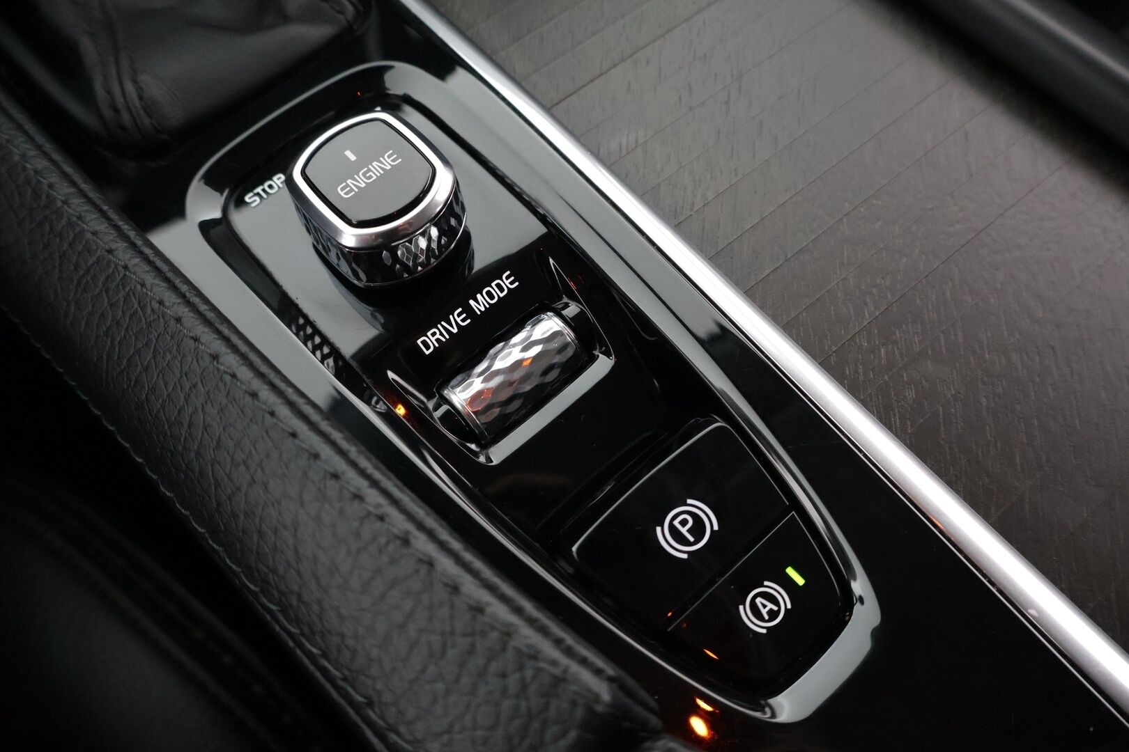 Volvo V90 CROSS COUNTRY 2017 D4 AWD aut Inscription Pro * Webasto / Adapt. Vakkari / Sporttinahat / P-kamera / Muistipenkki / Koukku / BLIS * - 2x renkaat alumiinivanteilla / Ei AdBlue -järjestelmää!