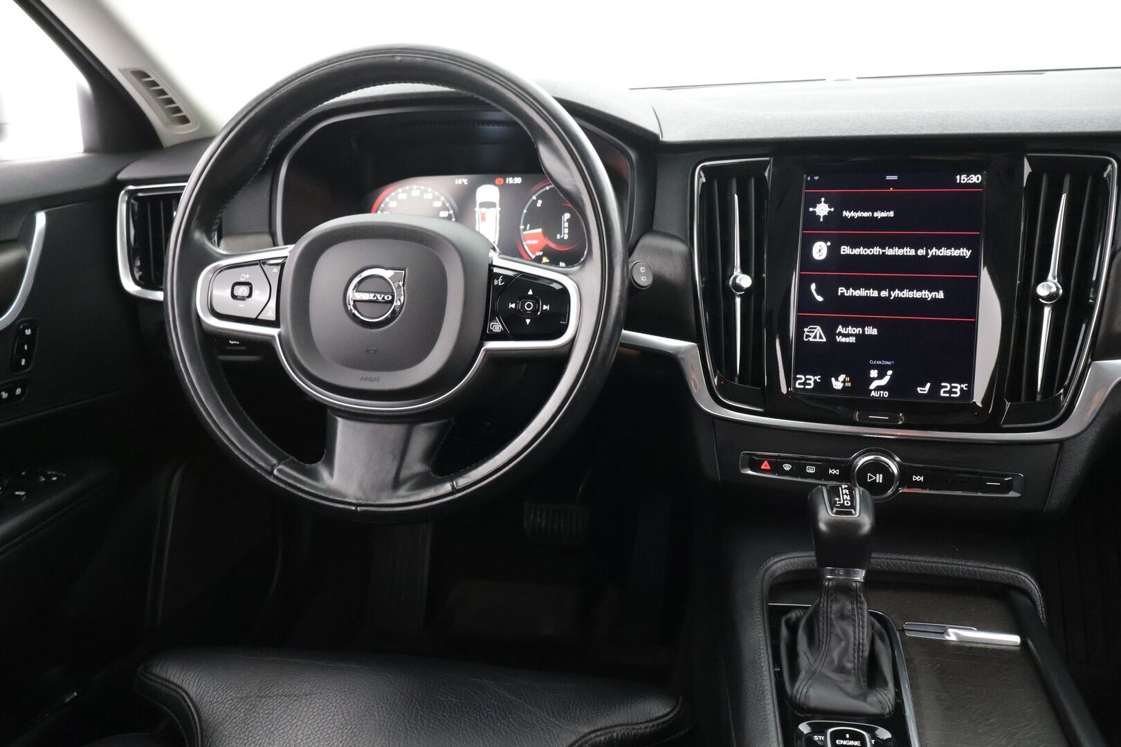 Volvo V90 CROSS COUNTRY 2017 D4 AWD aut Inscription Pro * Webasto / Adapt. Vakkari / Sporttinahat / P-kamera / Muistipenkki / Koukku / BLIS * - 2x renkaat alumiinivanteilla / Ei AdBlue -järjestelmää!