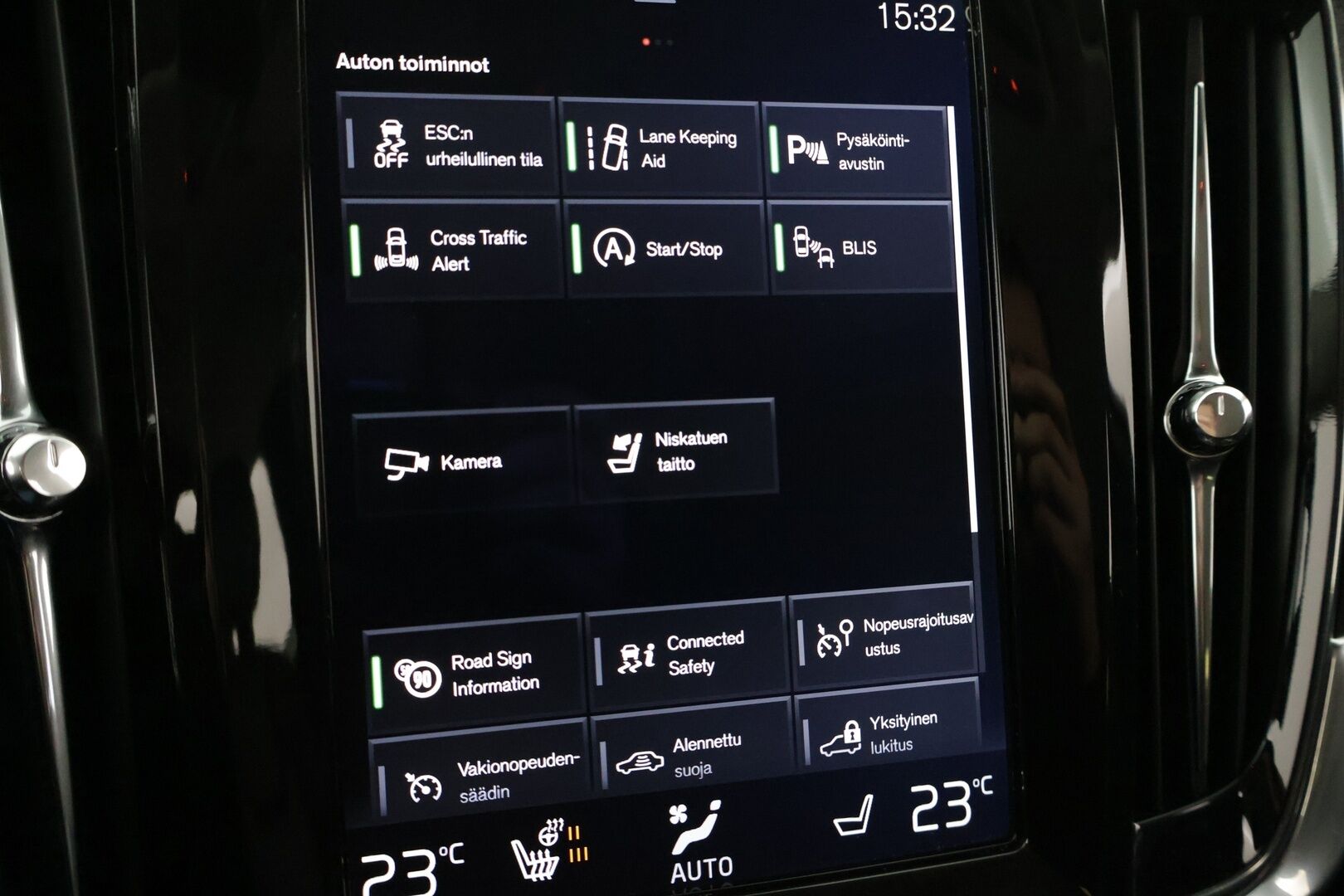 Volvo V90 CROSS COUNTRY 2017 D4 AWD aut Inscription Pro * Webasto / Adapt. Vakkari / Sporttinahat / P-kamera / Muistipenkki / Koukku / BLIS * - 2x renkaat alumiinivanteilla / Ei AdBlue -järjestelmää!