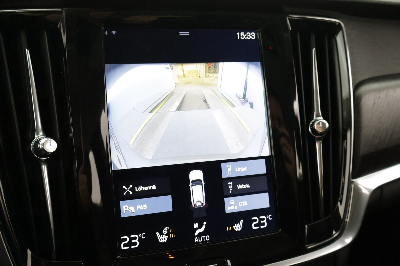 Volvo V90 CROSS COUNTRY 2017 D4 AWD aut Inscription Pro * Webasto / Adapt. Vakkari / Sporttinahat / P-kamera / Muistipenkki / Koukku / BLIS * - 2x renkaat alumiinivanteilla / Ei AdBlue -järjestelmää!