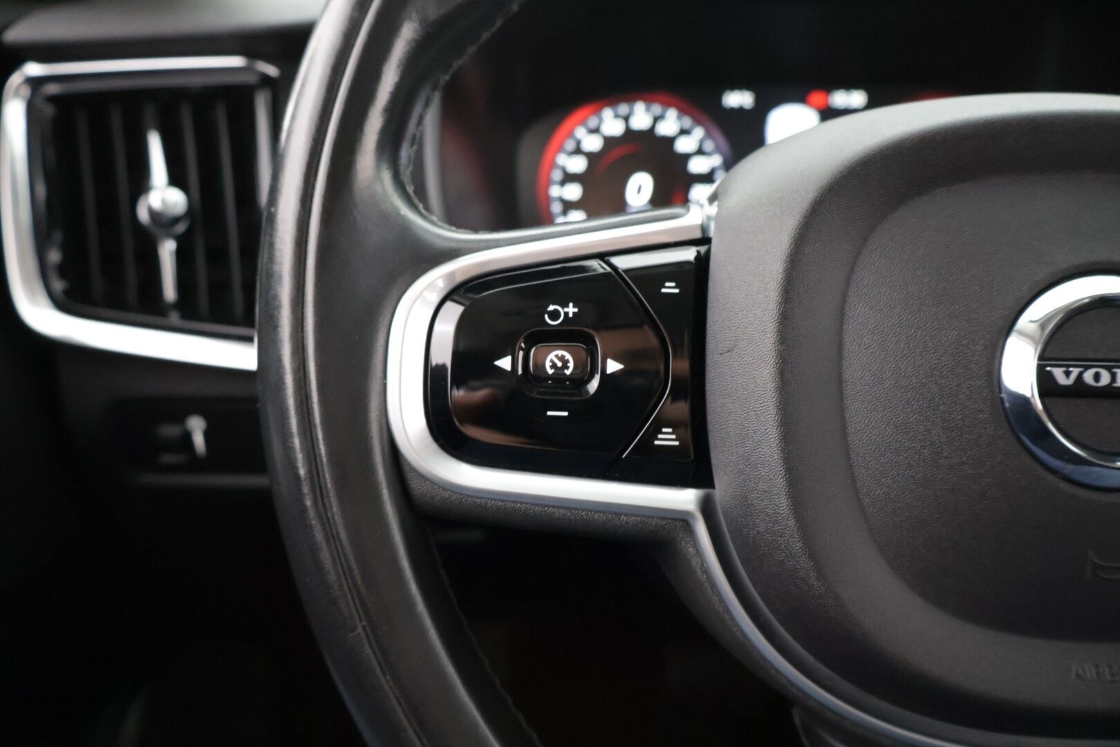 Volvo V90 CROSS COUNTRY 2017 D4 AWD aut Inscription Pro * Webasto / Adapt. Vakkari / Sporttinahat / P-kamera / Muistipenkki / Koukku / BLIS * - 2x renkaat alumiinivanteilla / Ei AdBlue -järjestelmää!