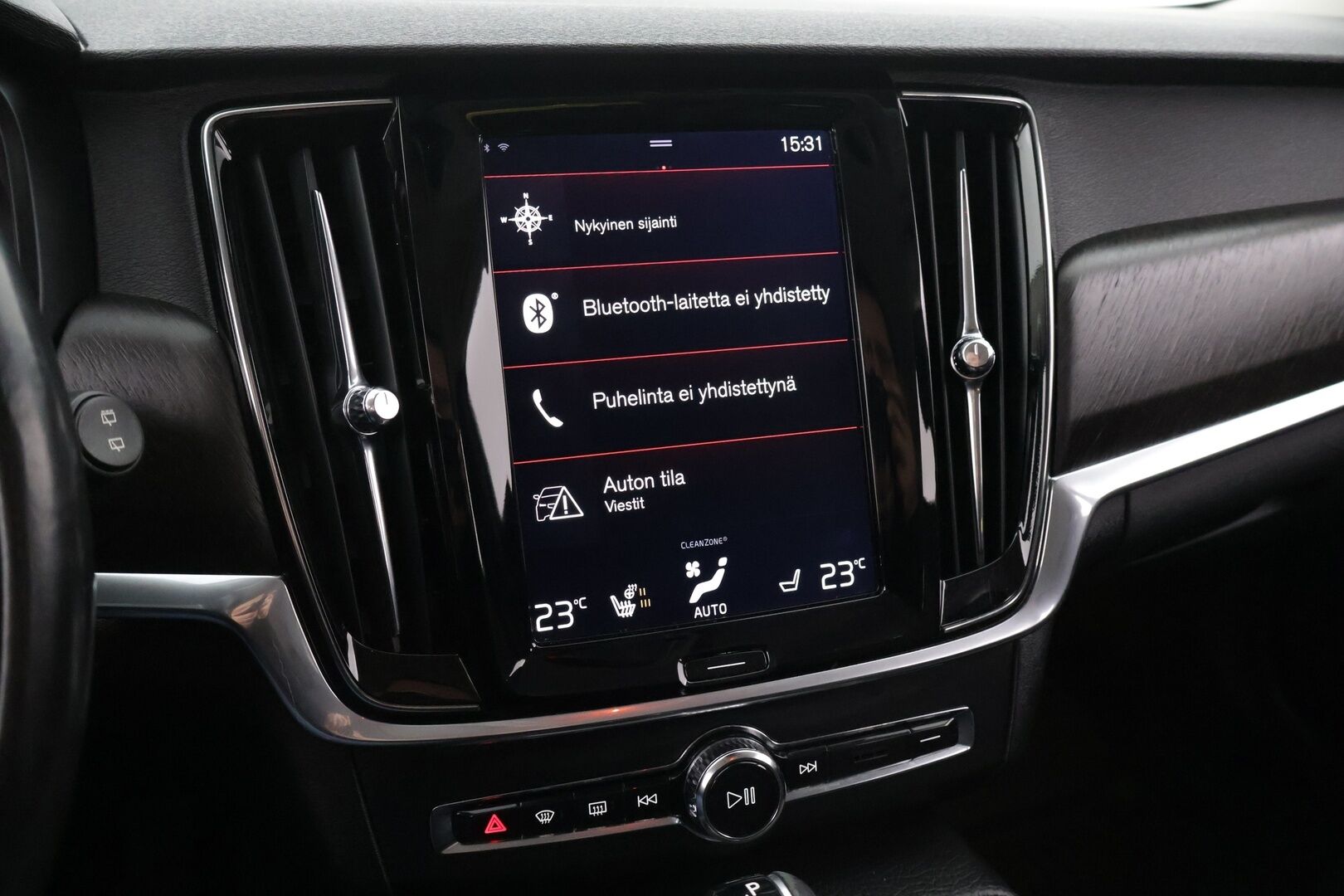 Volvo V90 CROSS COUNTRY 2017 D4 AWD aut Inscription Pro * Webasto / Adapt. Vakkari / Sporttinahat / P-kamera / Muistipenkki / Koukku / BLIS * - 2x renkaat alumiinivanteilla / Ei AdBlue -järjestelmää!