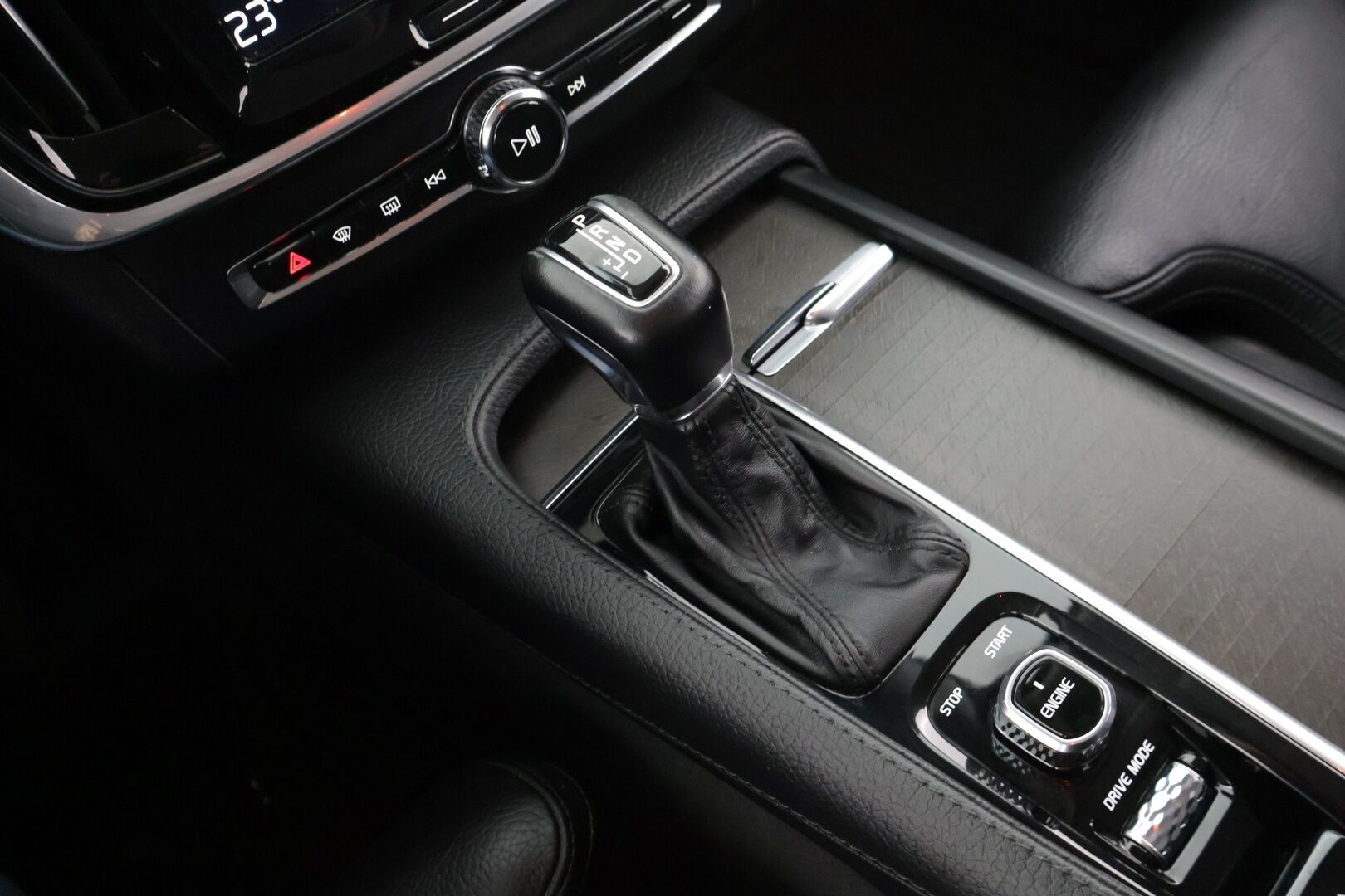 Volvo V90 CROSS COUNTRY 2017 D4 AWD aut Inscription Pro * Webasto / Adapt. Vakkari / Sporttinahat / P-kamera / Muistipenkki / Koukku / BLIS * - 2x renkaat alumiinivanteilla / Ei AdBlue -järjestelmää!