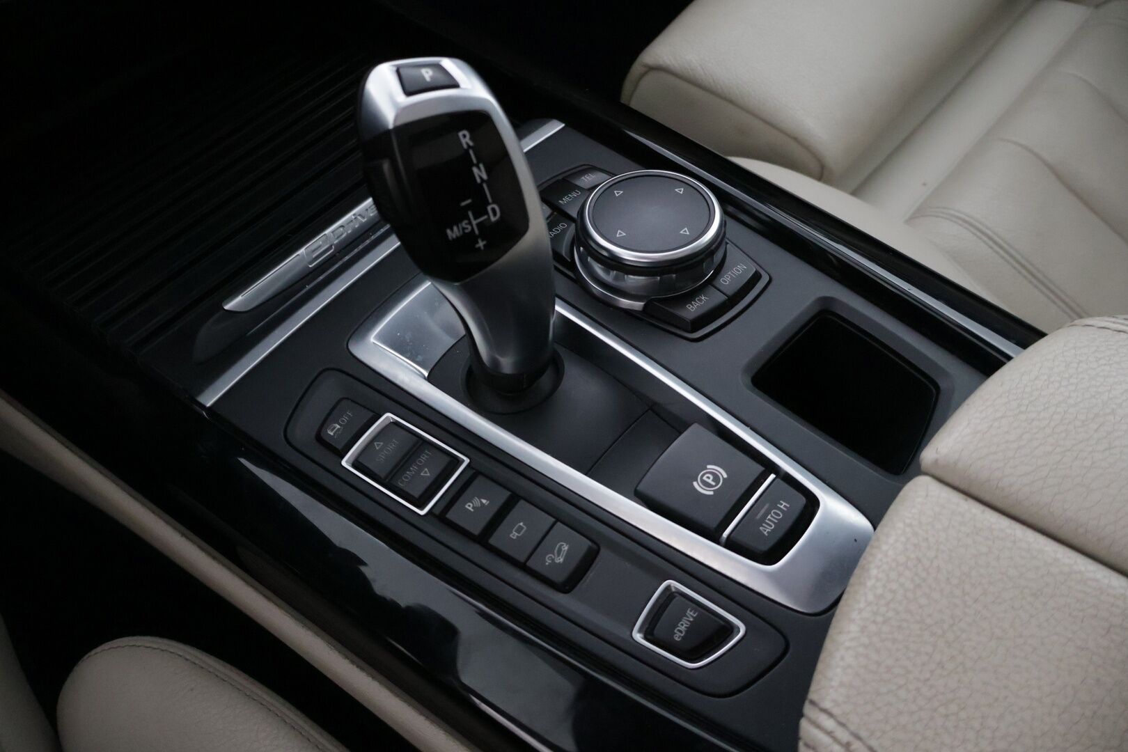 BMW X5 2016 40e M-Sport * Tämä auto myydään YritysOutlet -valikoimasta vain yritykselle * Adapt.vak / Hud / Panorama * - * Tämä auto myydään YritysOutlet -valikoimasta vain yritykselle * Ökyvarusteet / Siistikuntoinen / Katsastettu / 2x hyväkuntoiset renkaat ja vanteet *